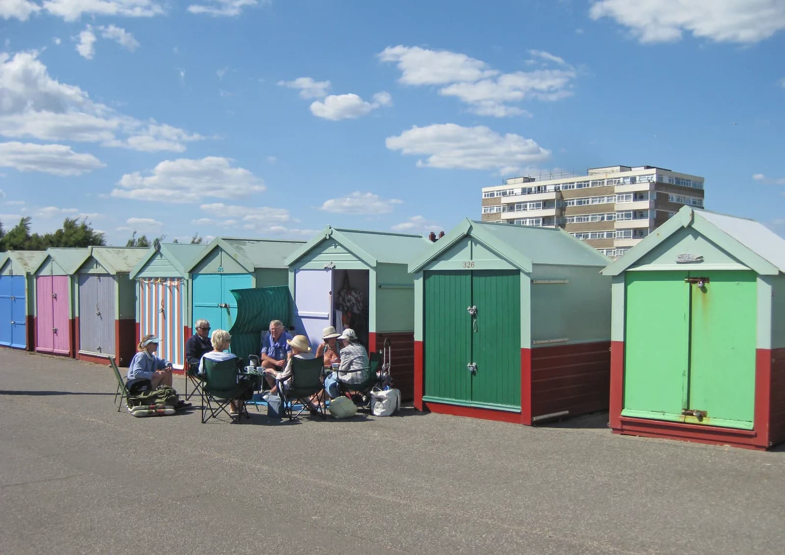 Cabines de plage colorées sur le front de mer de Hove