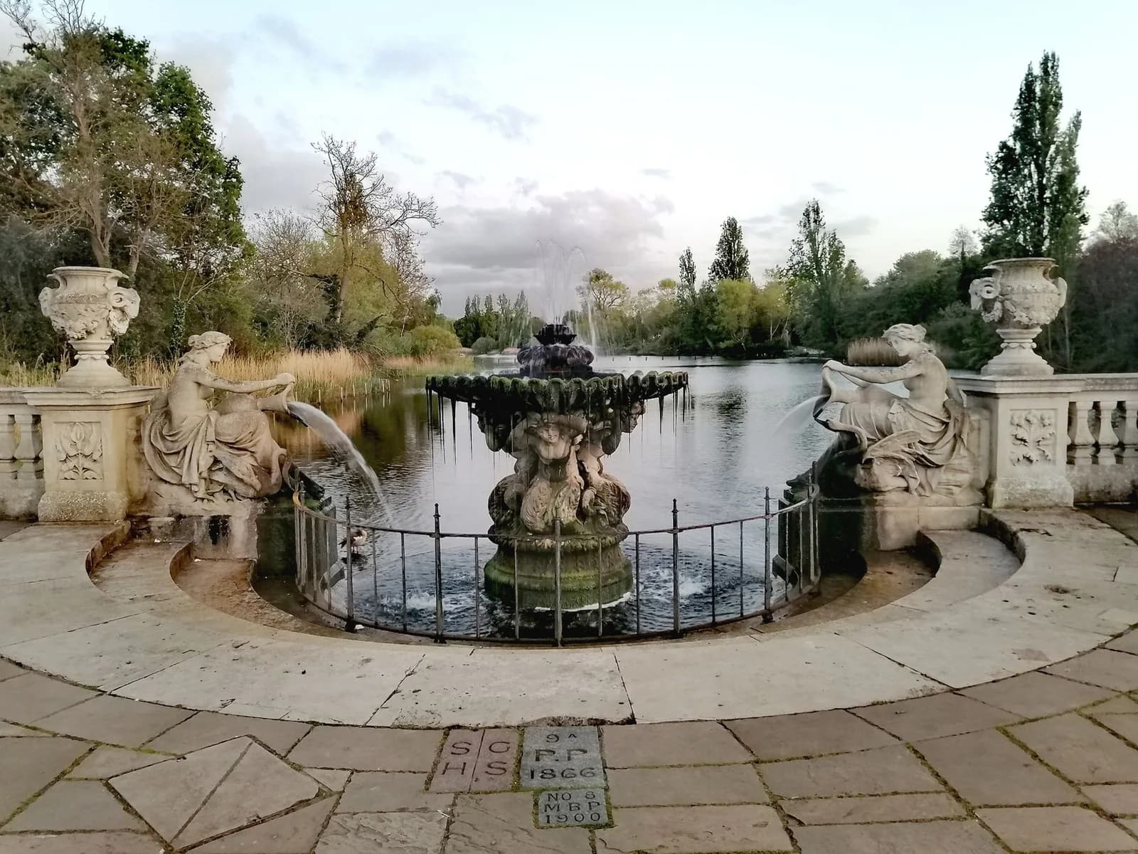 Fontaine et bassin des Italian Gardens, à Kensington Gardens