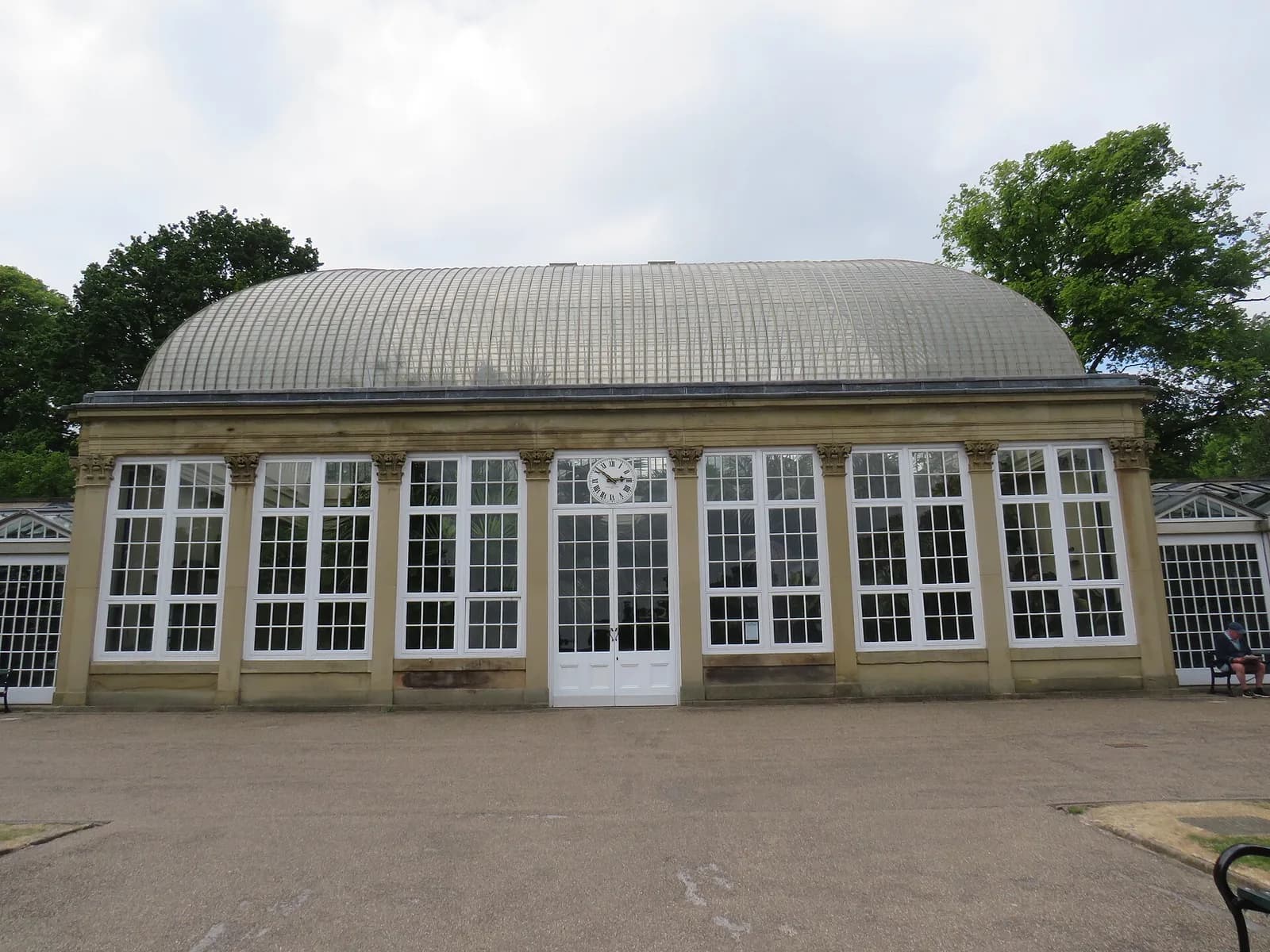 Pavillon central en verre à dôme des Sheffield Botanical Gardens