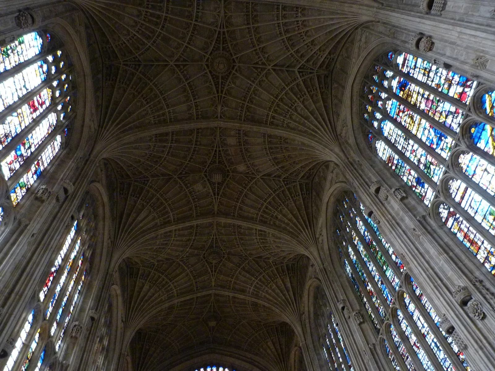 La voûte en éventail et les vitraux de King's College Chapel, à Cambridge