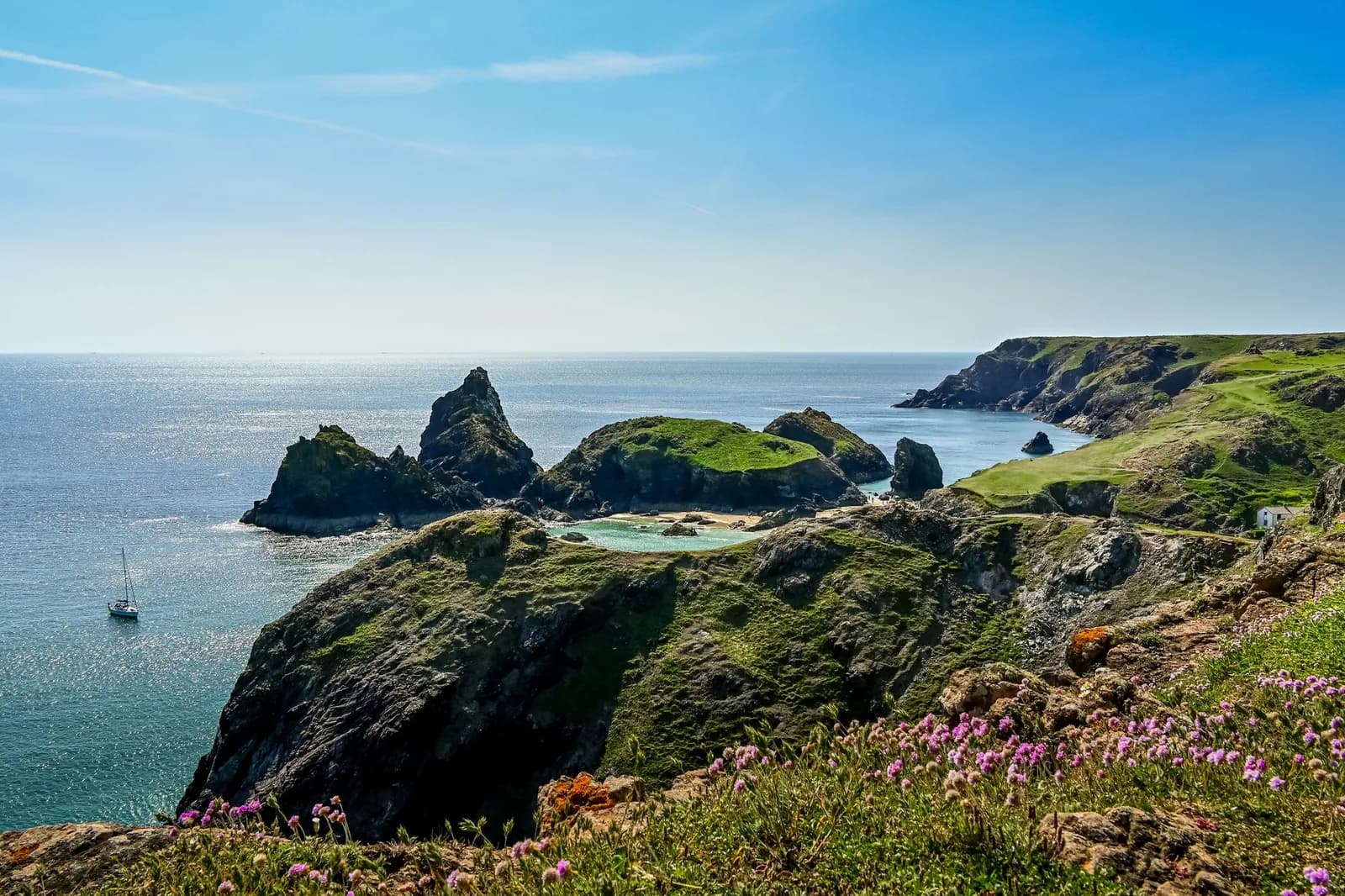 Les îlots rocheux et l'eau turquoise de Kynance Cove, sur la péninsule du Lizard
