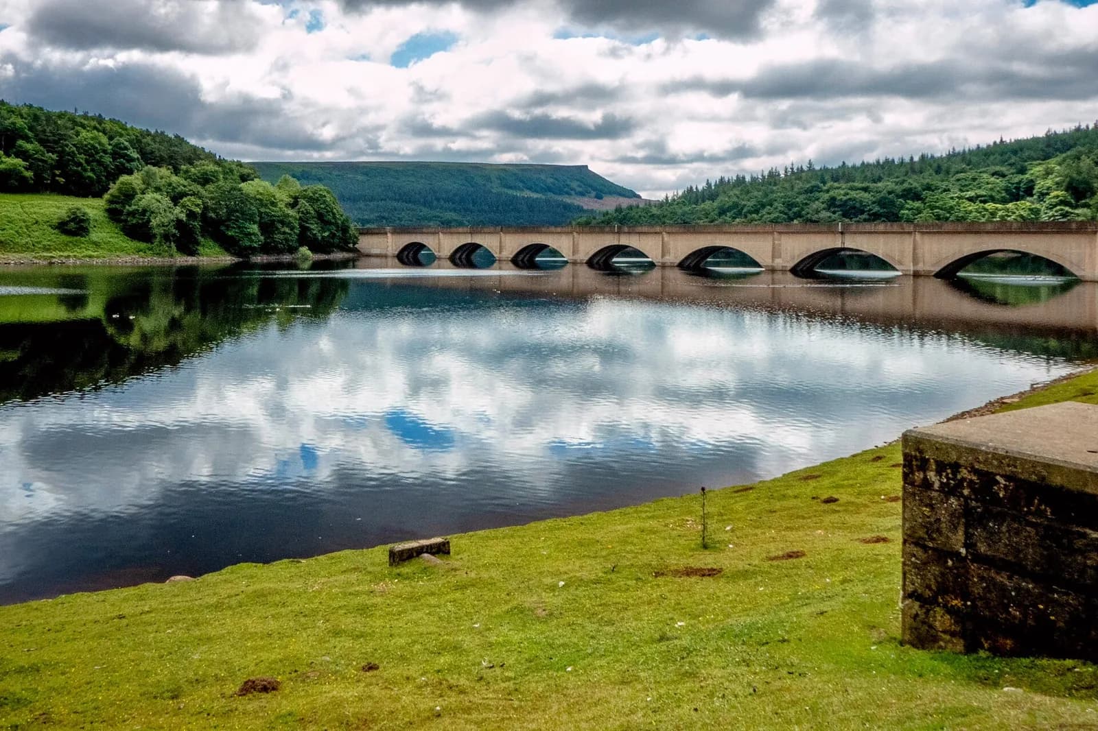 Viaduc d'Ashopton sur le réservoir de Ladybower, Peak District