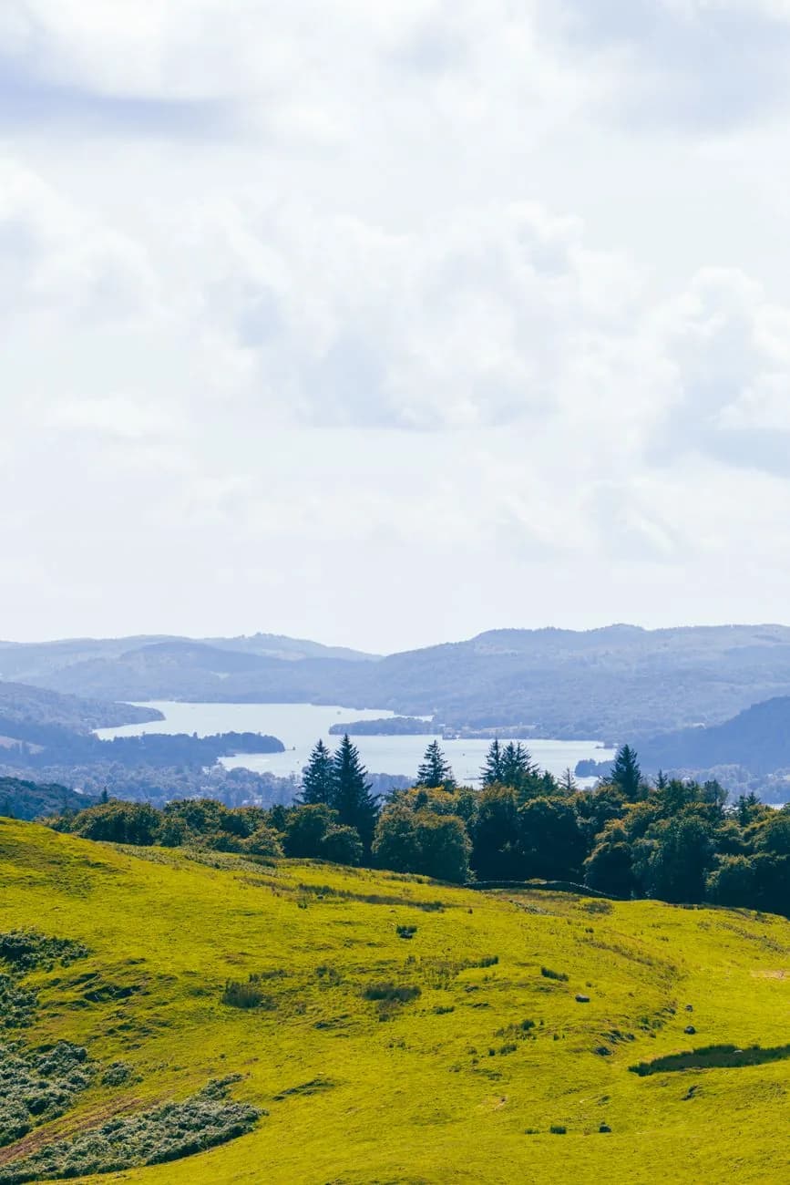 Collines et lac du Lake District, dans le nord-ouest de l'Angleterre