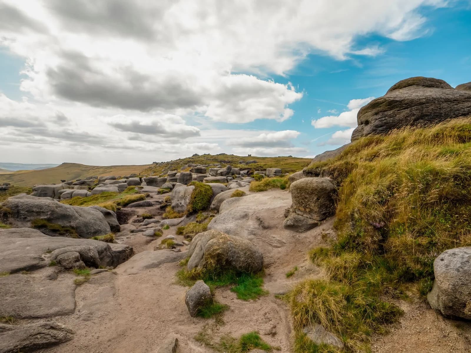 Lande rocheuse et blocs de grès du Peak District, au-dessus de Sheffield