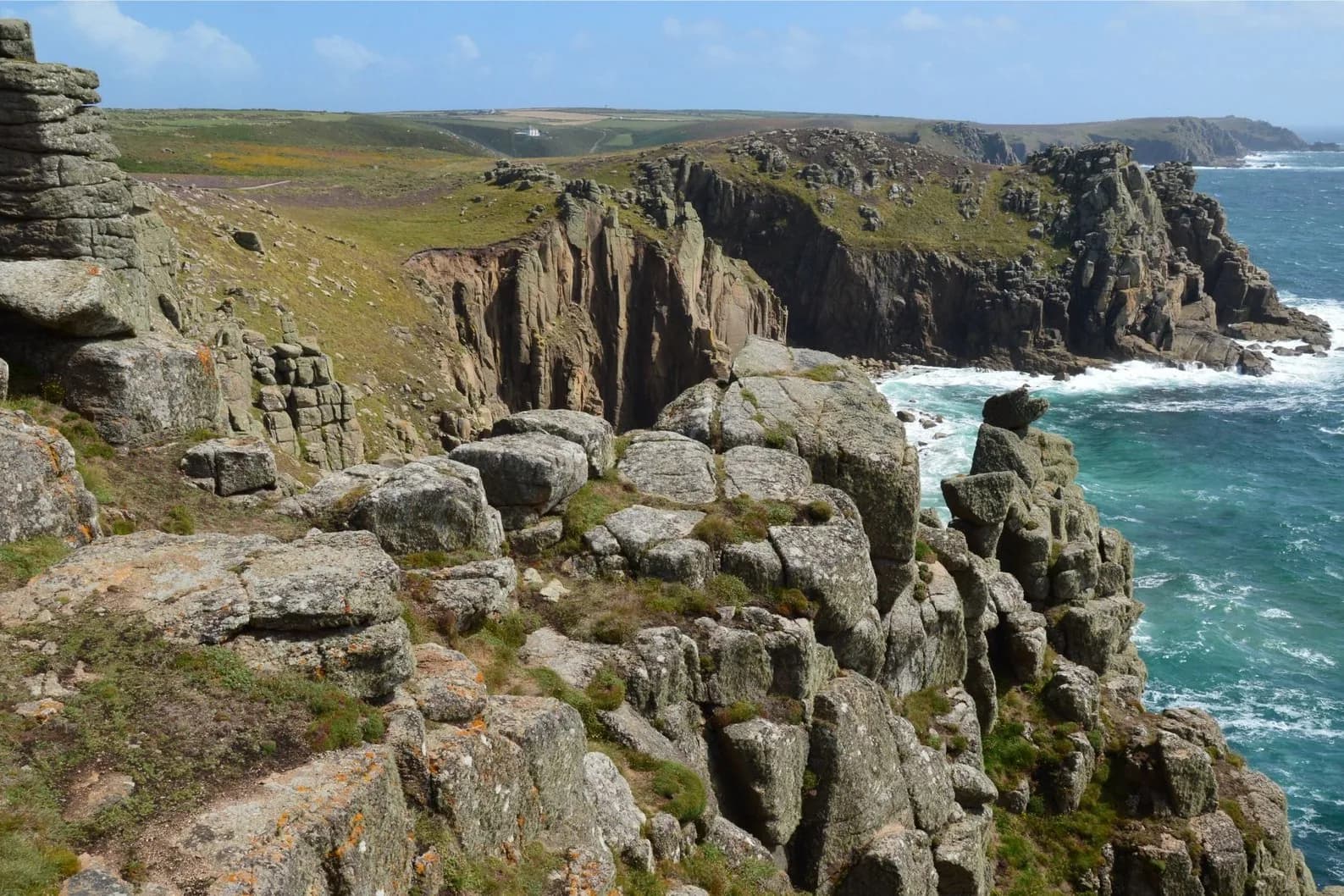 Falaises de granit au-dessus d'une mer turquoise, à l'extrême ouest des Cornouailles