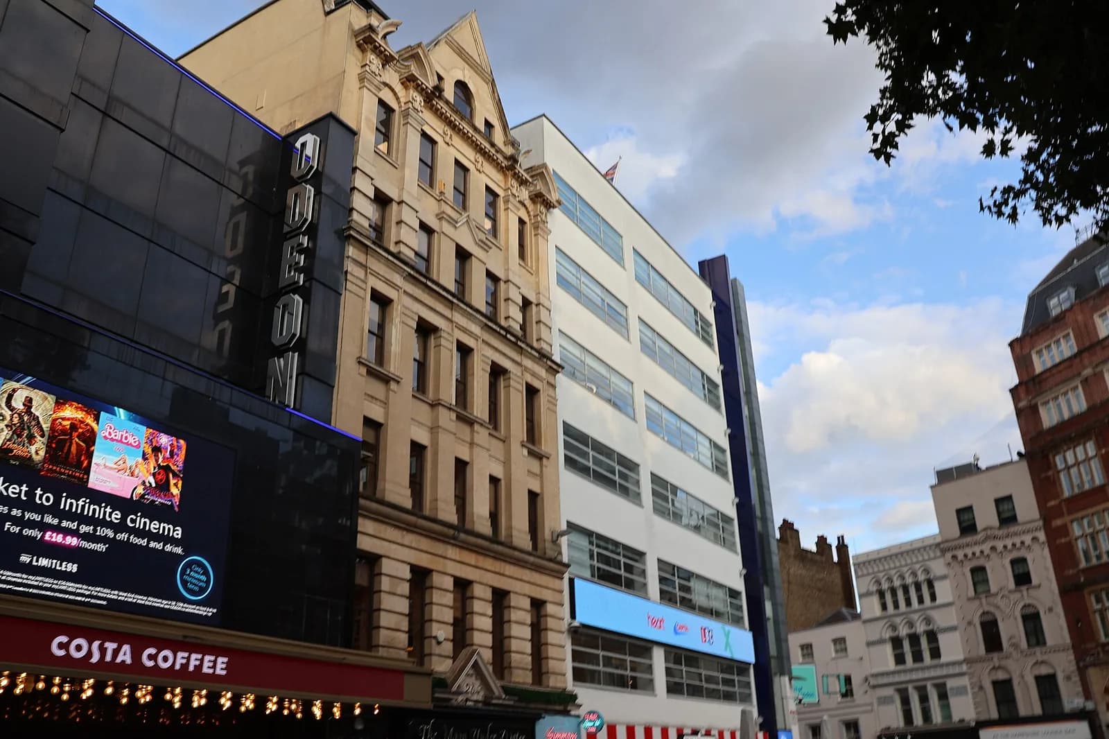 Les façades et les cinémas de Leicester Square, à cinq minutes de Trafalgar Square
