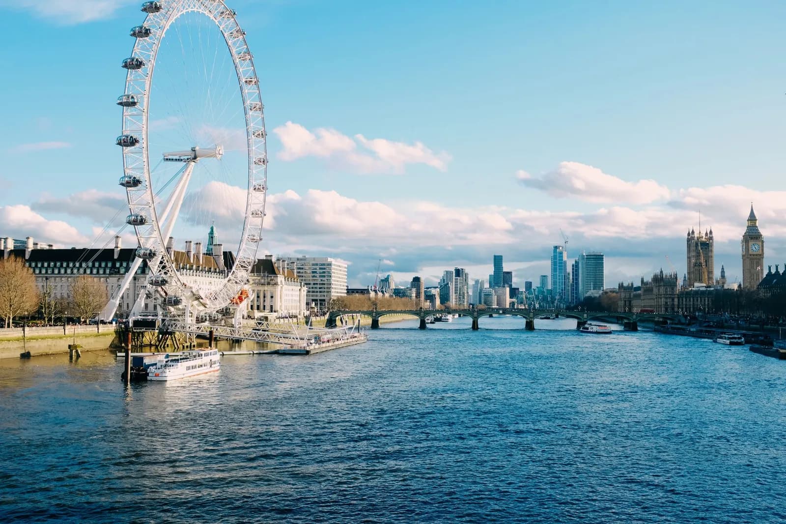 La grande roue du London Eye sur la rive sud de la Tamise, avec Big Ben au loin