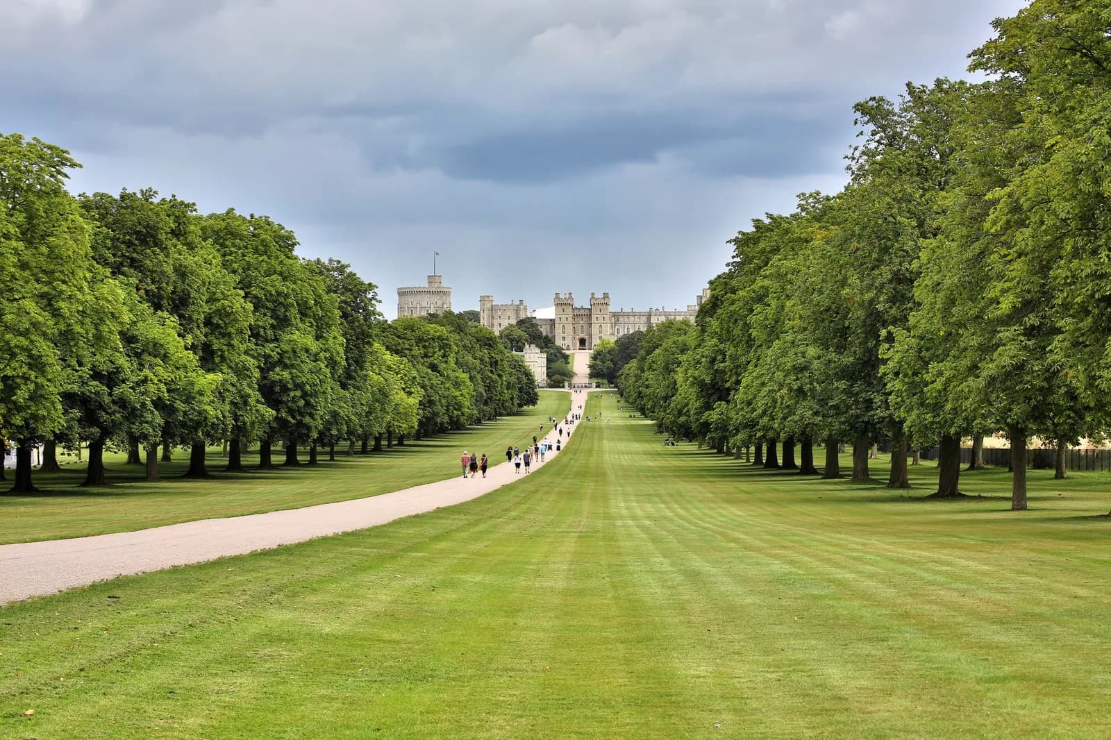 Le Long Walk, allée bordée d'arbres menant au château de Windsor