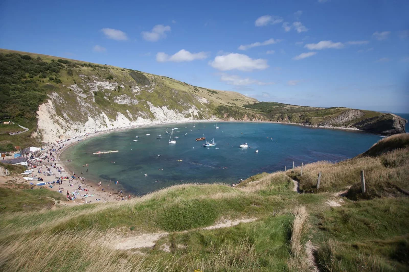 La baie circulaire de Lulworth Cove vue d'en haut, dans le Dorset