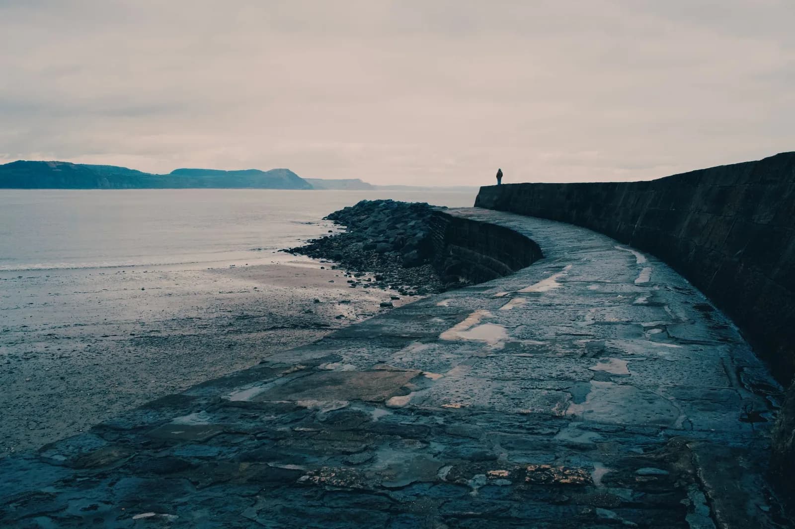 La digue courbe en pierre de The Cobb à Lyme Regis, dans le Dorset