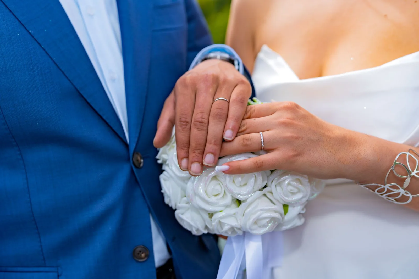Mains d'un couple portant leurs alliances après un mariage