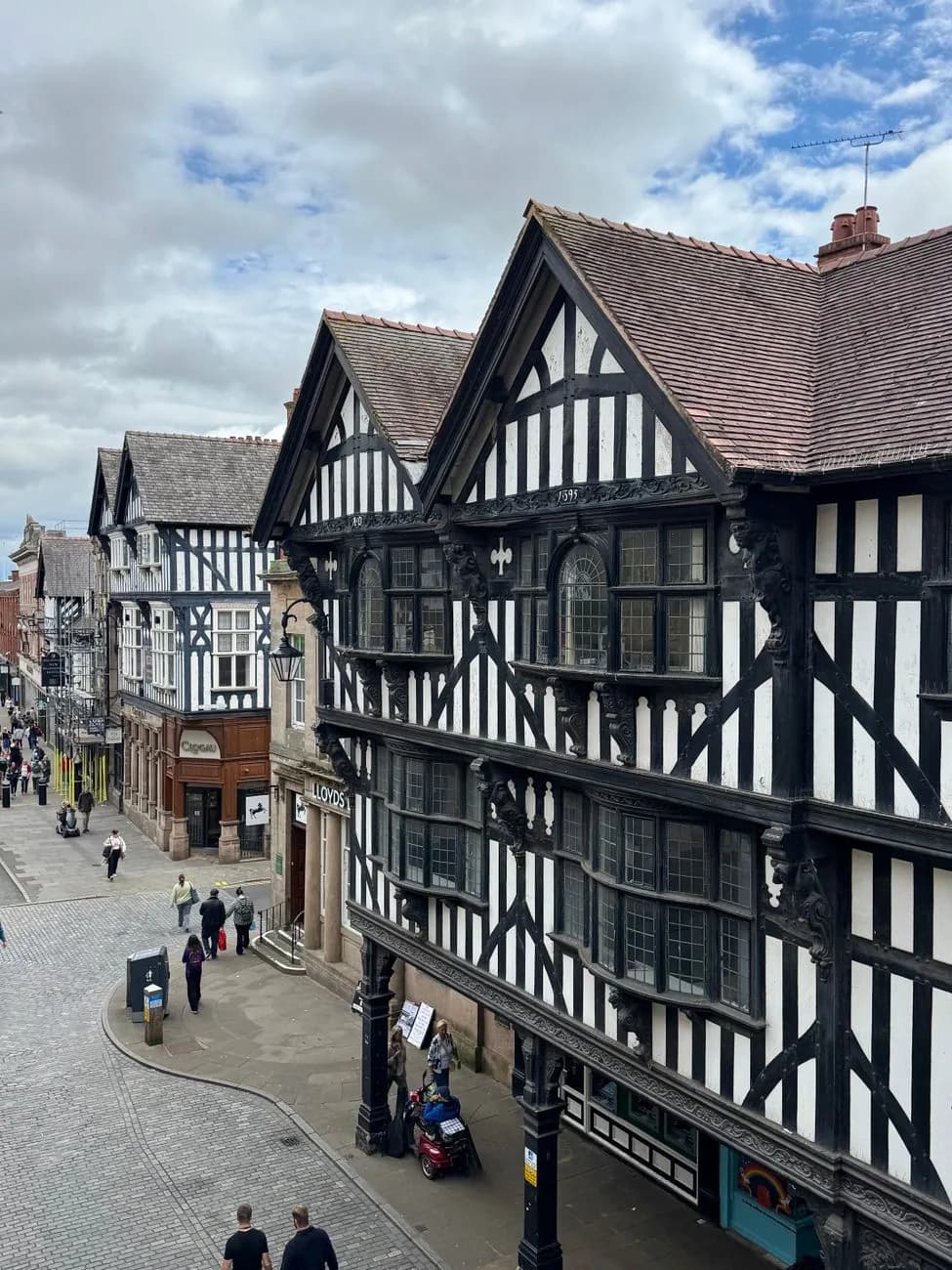 Façades à colombages noir et blanc surplombant une rue piétonne de Chester