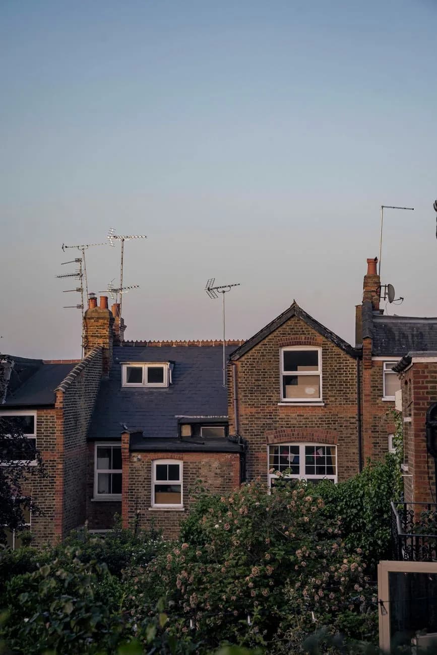 Arrières de maisons mitoyennes en brique, dans un quartier résidentiel de Londres