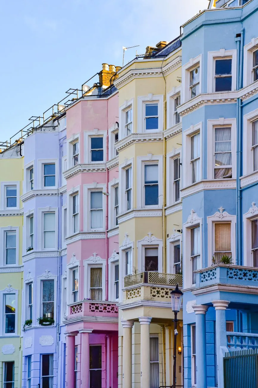 Rangée de maisons victoriennes aux façades pastel à Notting Hill, Londres