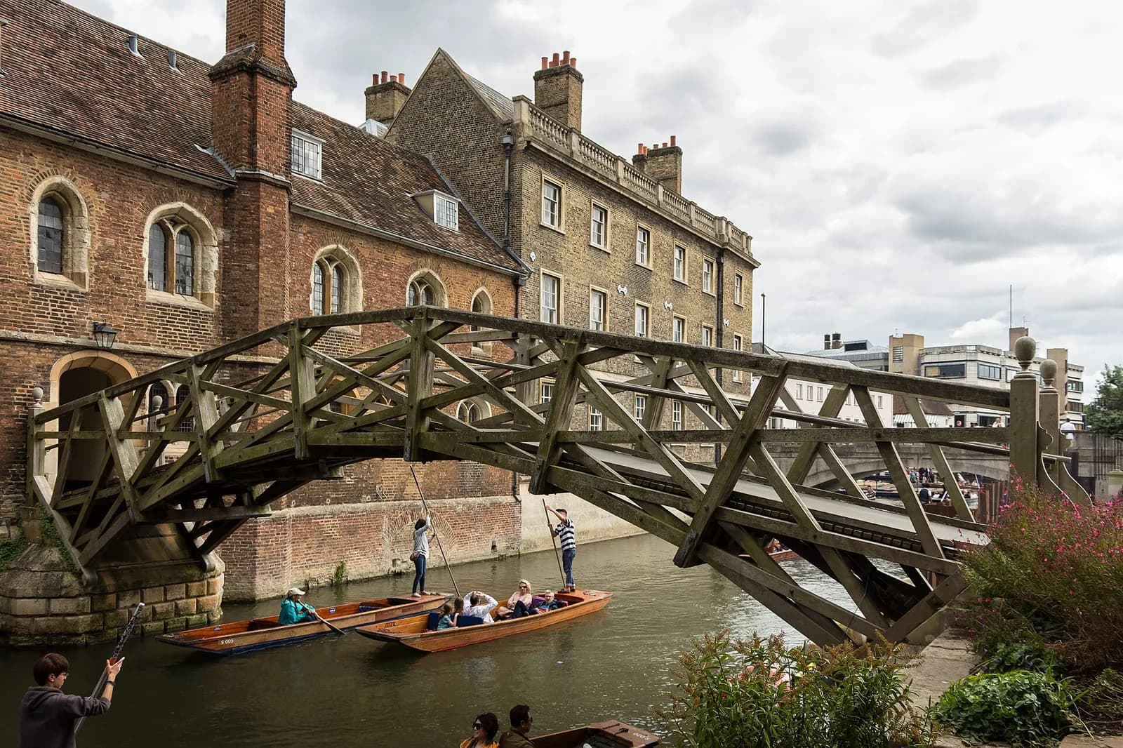 Le Mathematical Bridge en bois de Queens' College au-dessus de la Cam