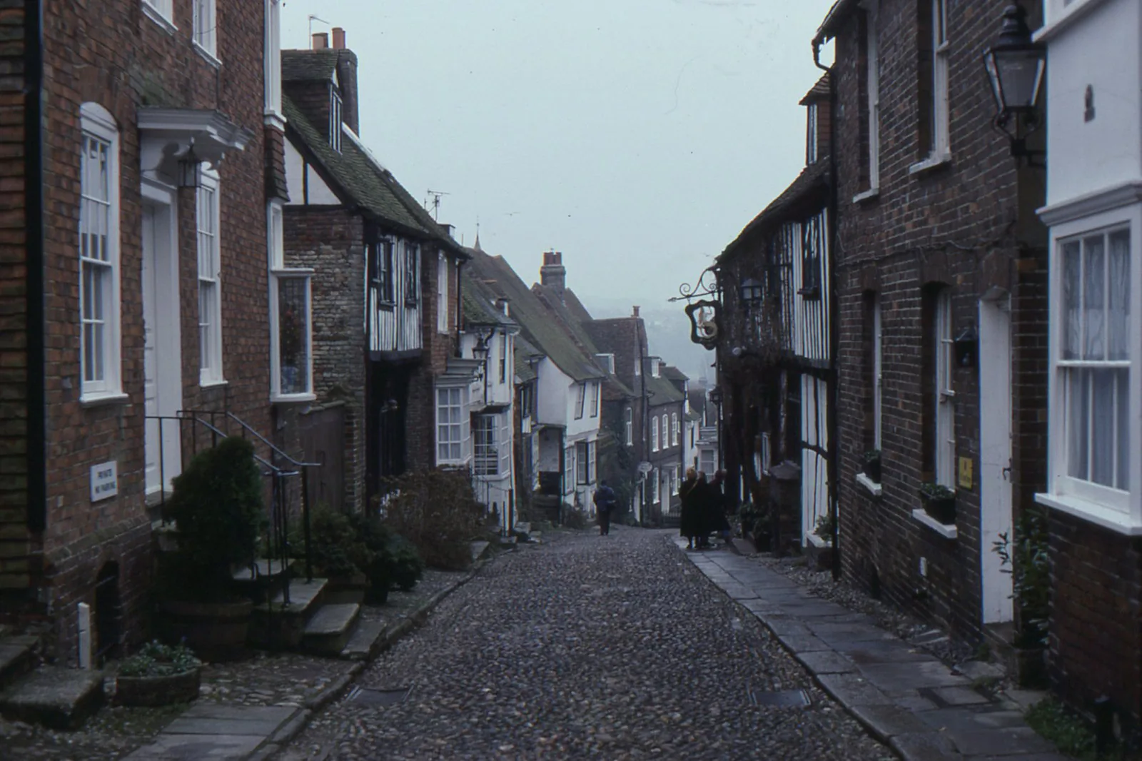 Mermaid Street à Rye, rue pavée en pente bordée de maisons anciennes à colombages