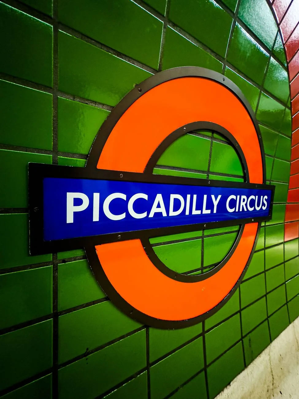 Le panneau circulaire du métro londonien à la station Piccadilly Circus