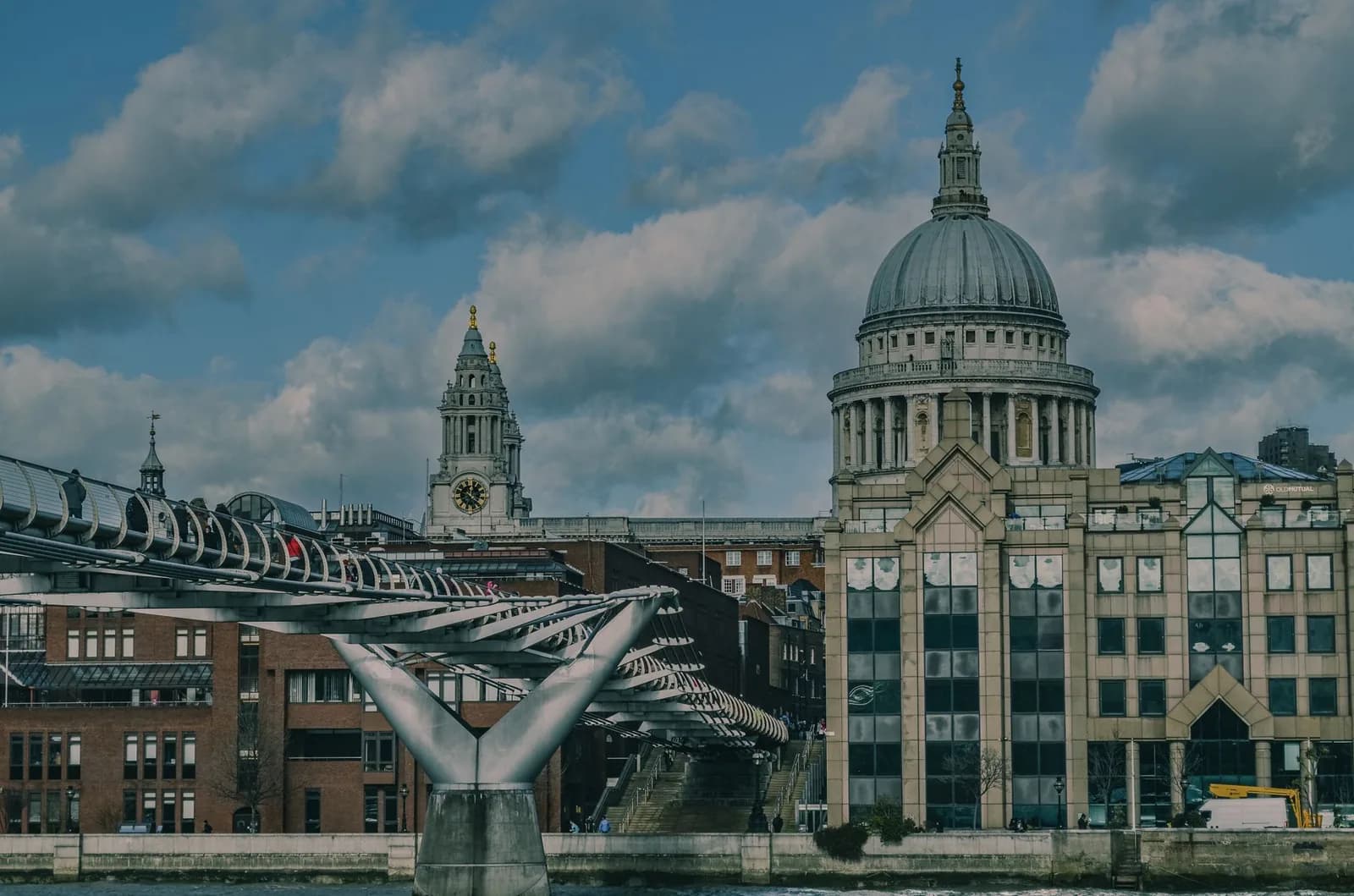 Le dôme de la cathédrale Saint-Paul de Londres vu depuis la Tamise, avec le Millennium Bridge au premier plan