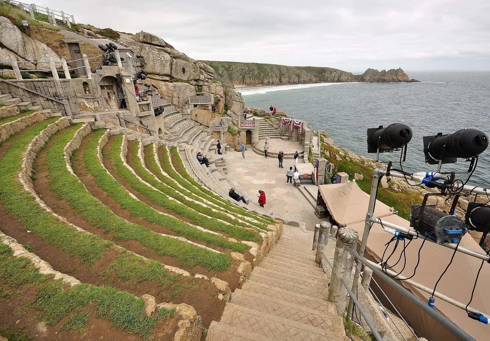 Les gradins engazonnés du Minack Theatre, taillés dans la falaise au-dessus de la mer à Porthcurno