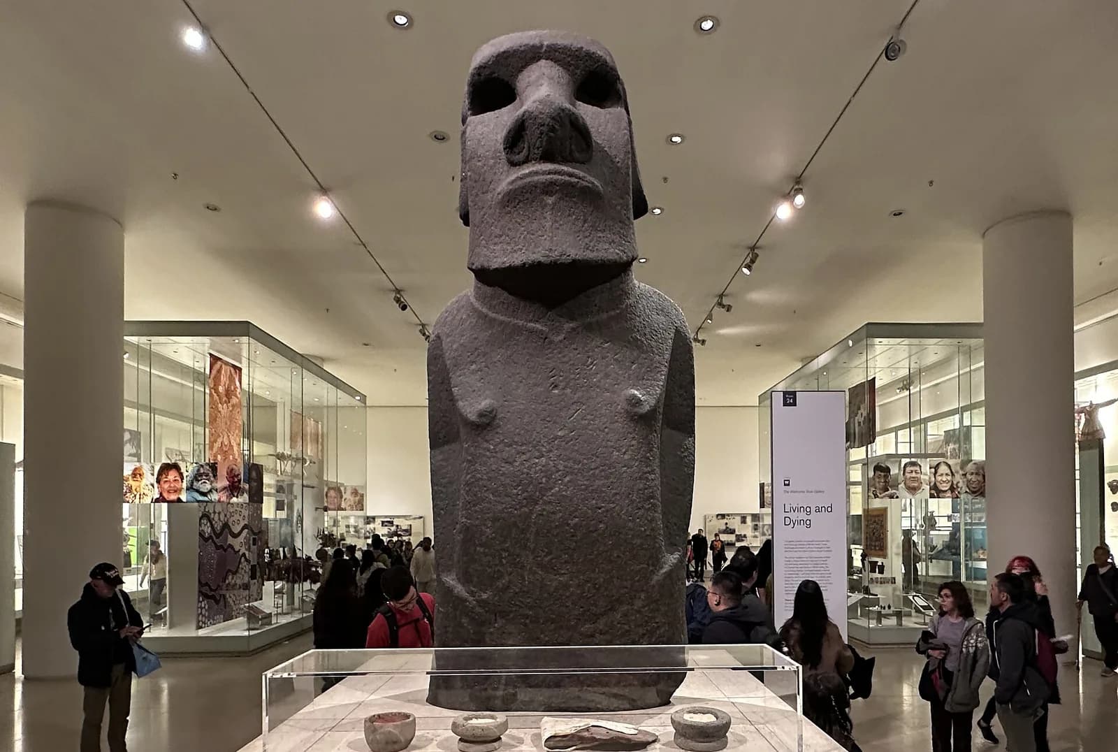 Le moaï Hoa Hakananai'a, statue de basalte venue de l'île de Pâques, au British Museum