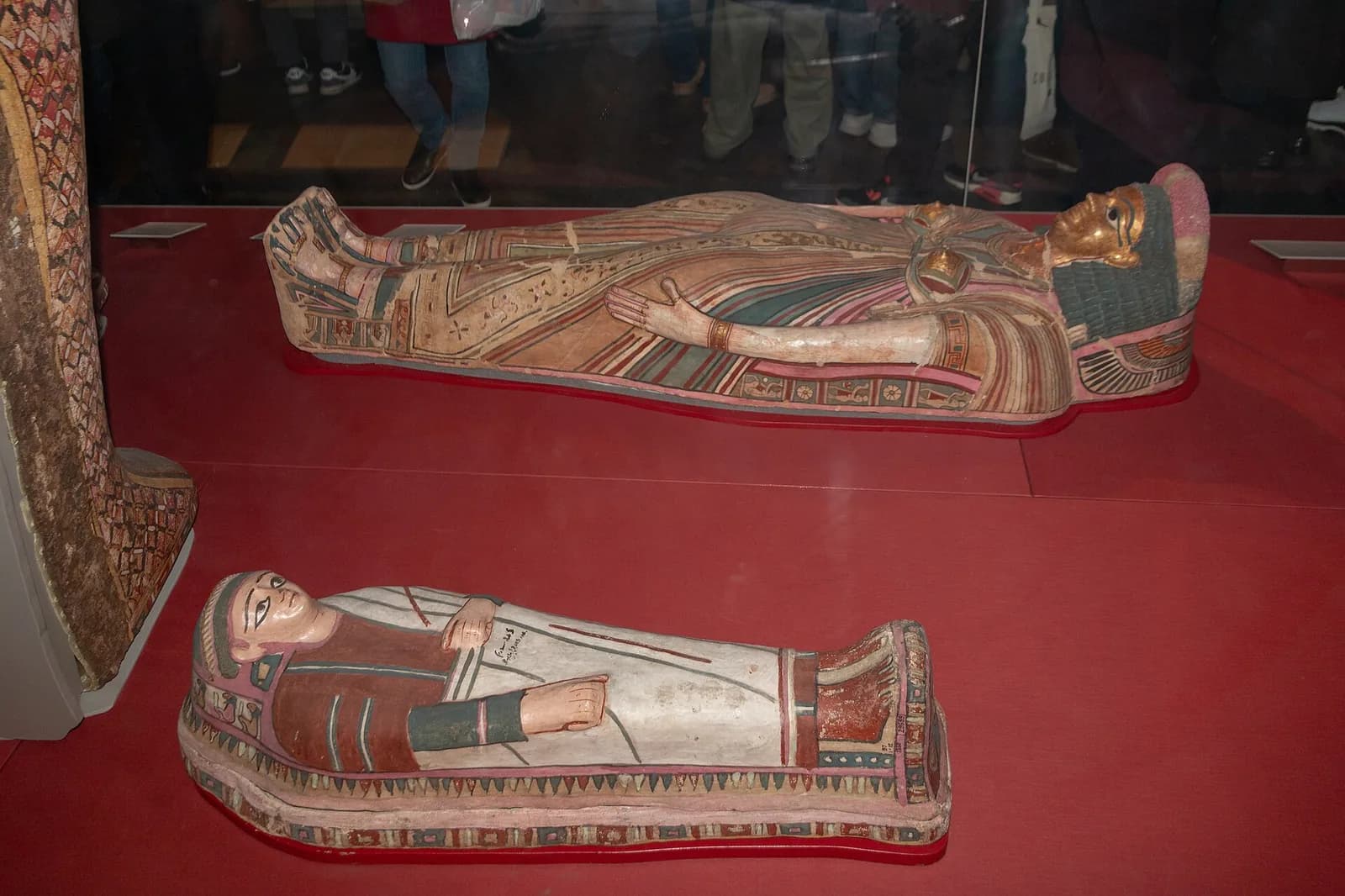 Cercueils égyptiens peints exposés en vitrine au British Museum