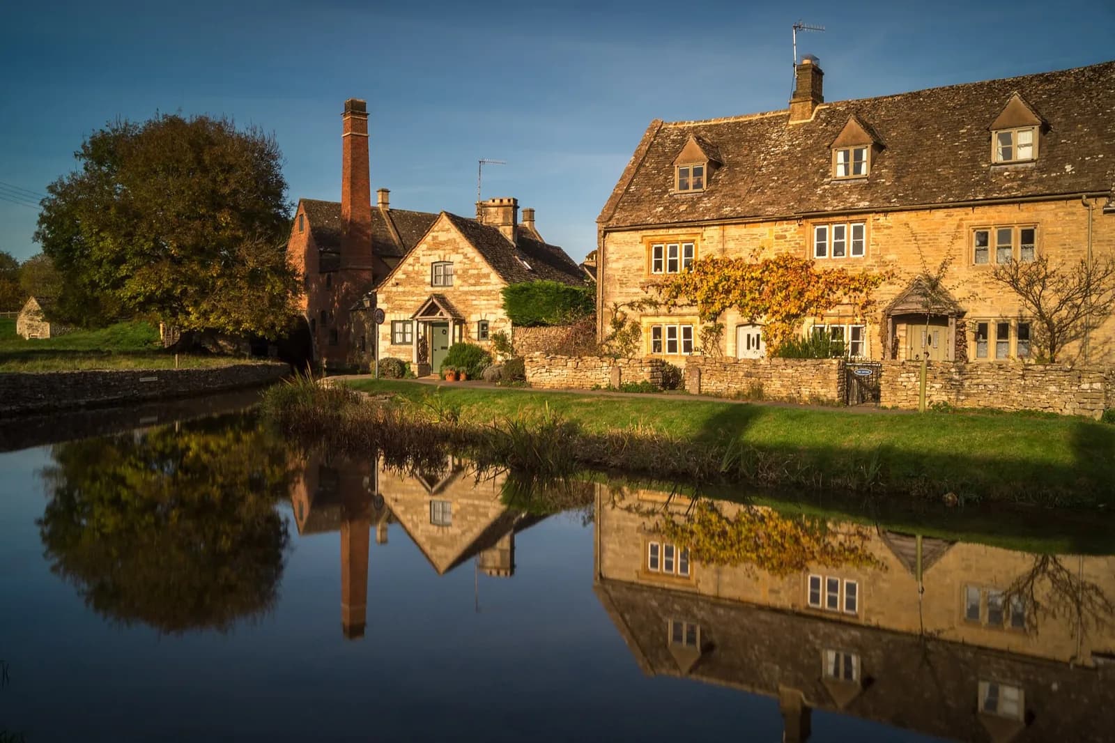 Le moulin de Lower Slaughter et ses reflets sur la rivière Eye