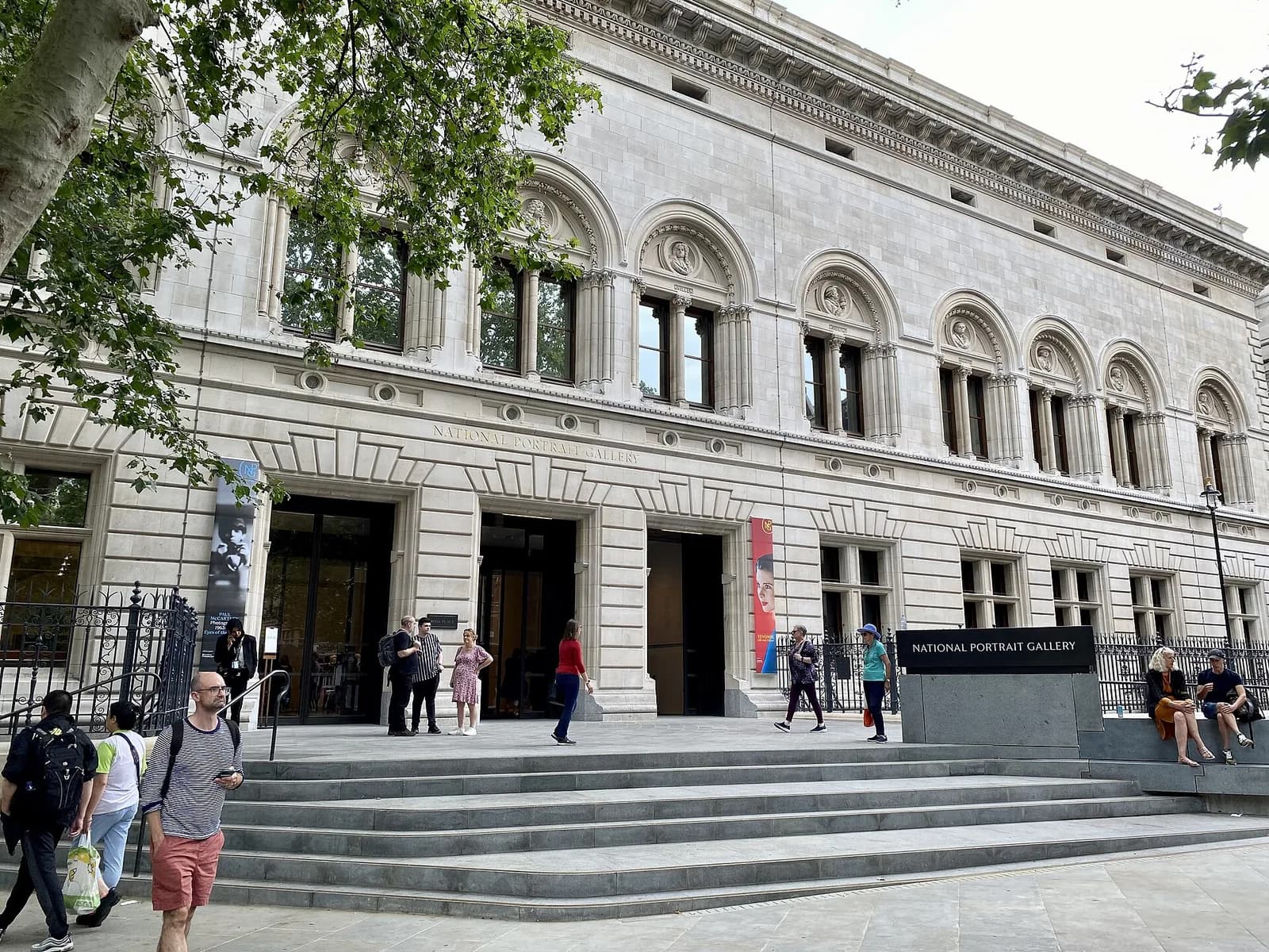 La façade de la National Portrait Gallery, derrière la National Gallery à Londres