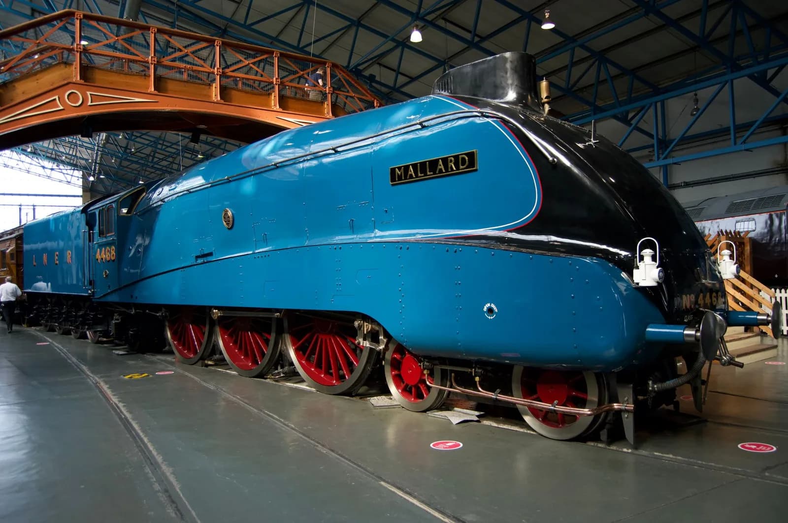 La locomotive Mallard exposée dans une halle du musée ferroviaire de York