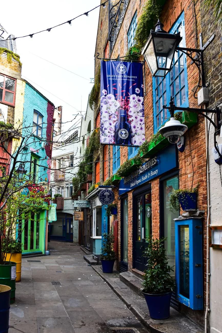 Neal's Yard à Londres, ses façades colorées et la bannière Neal's Yard Remedies