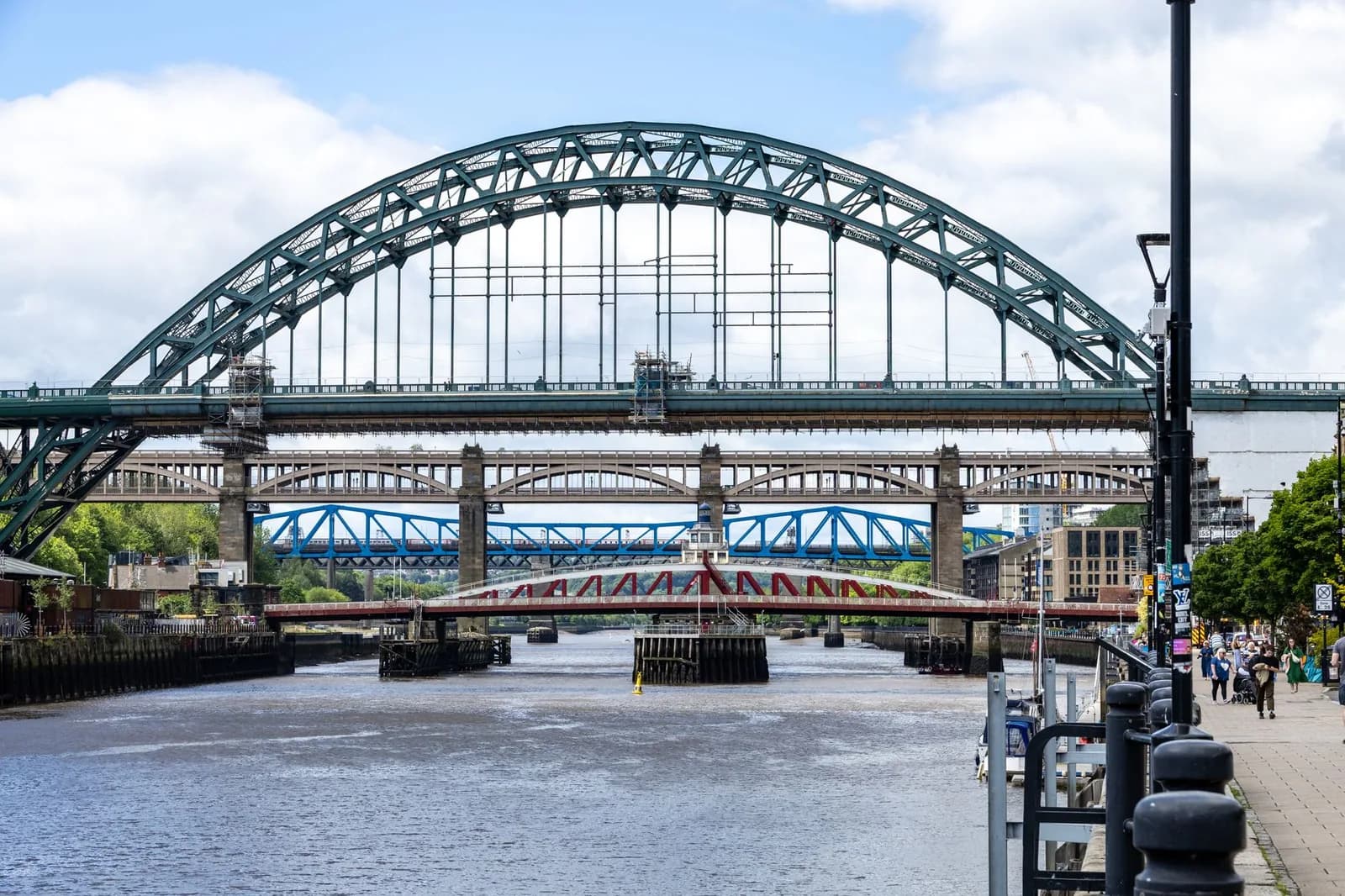 Le Tyne Bridge et les ponts voisins enjambant la Tyne depuis le Quayside de Newcastle upon Tyne