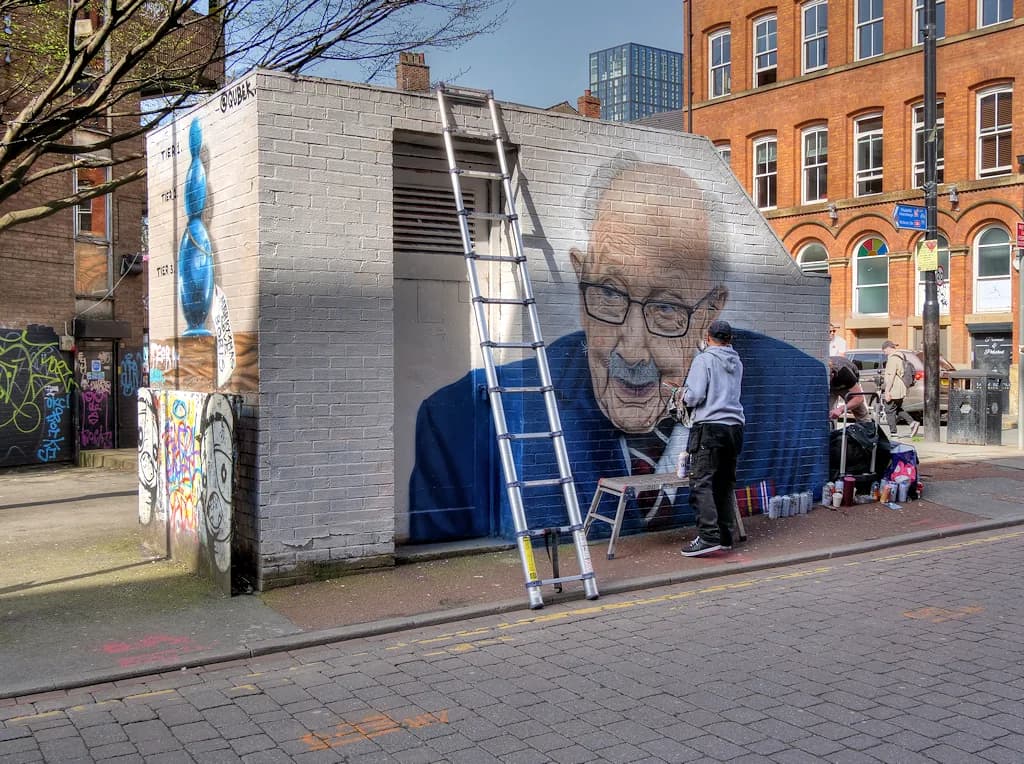 Fresque murale d'un portrait peinte sur Tib Street, dans le Northern Quarter de Manchester