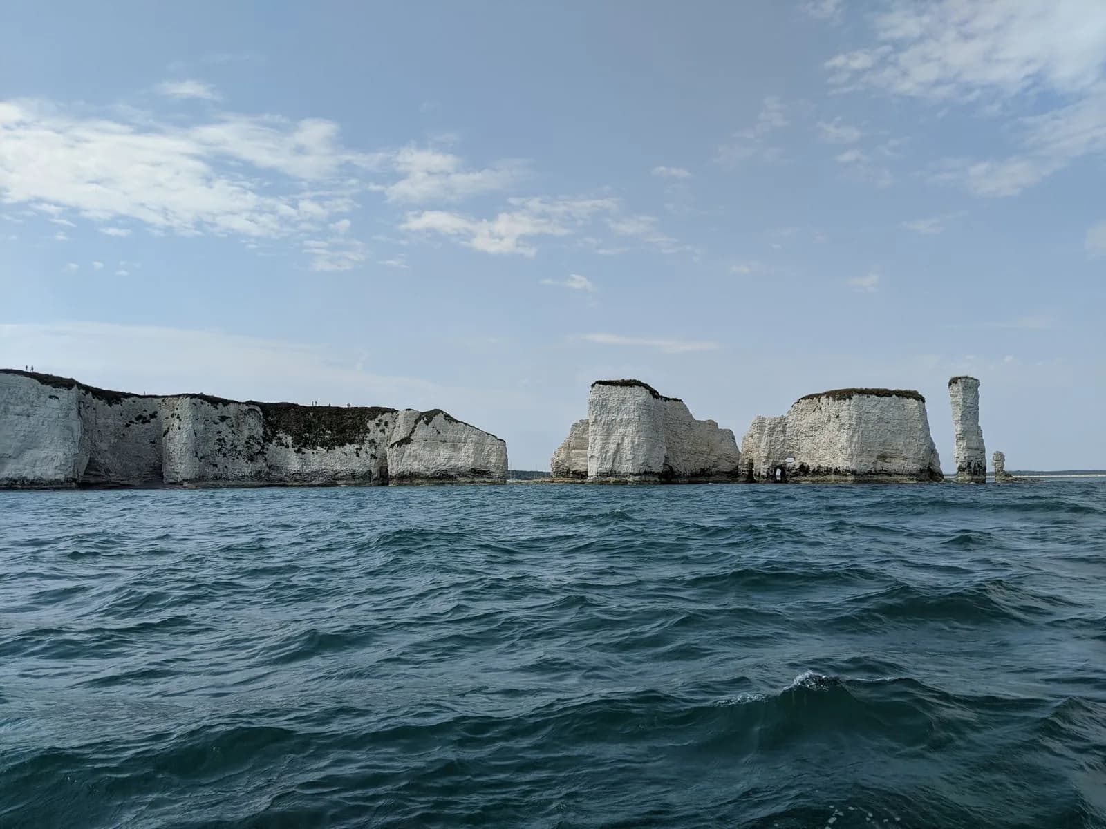 Les colonnes de craie d'Old Harry Rocks vues depuis la mer, près de Studland, dans le Dorset