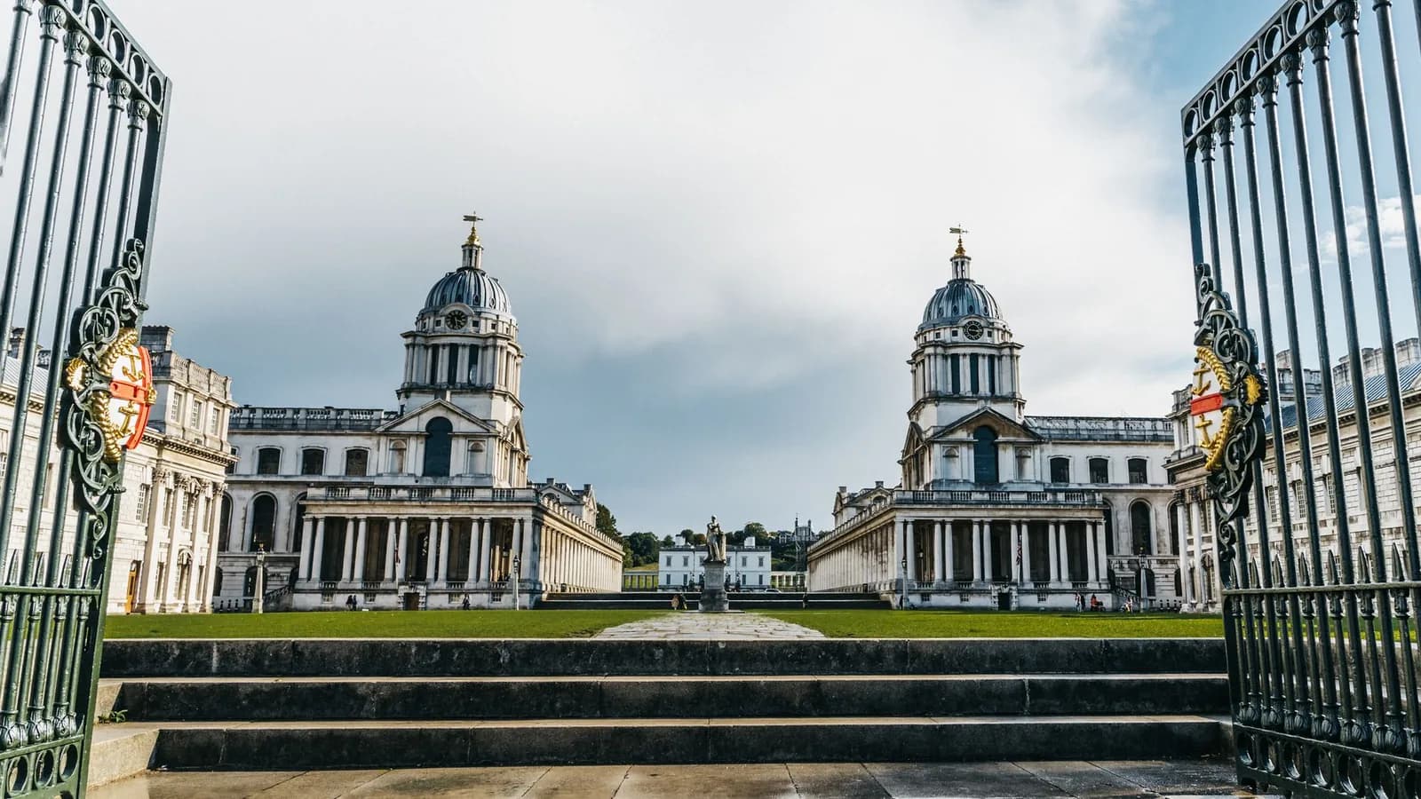 Les deux dômes de Wren de l'Old Royal Naval College, vus entre les grilles
