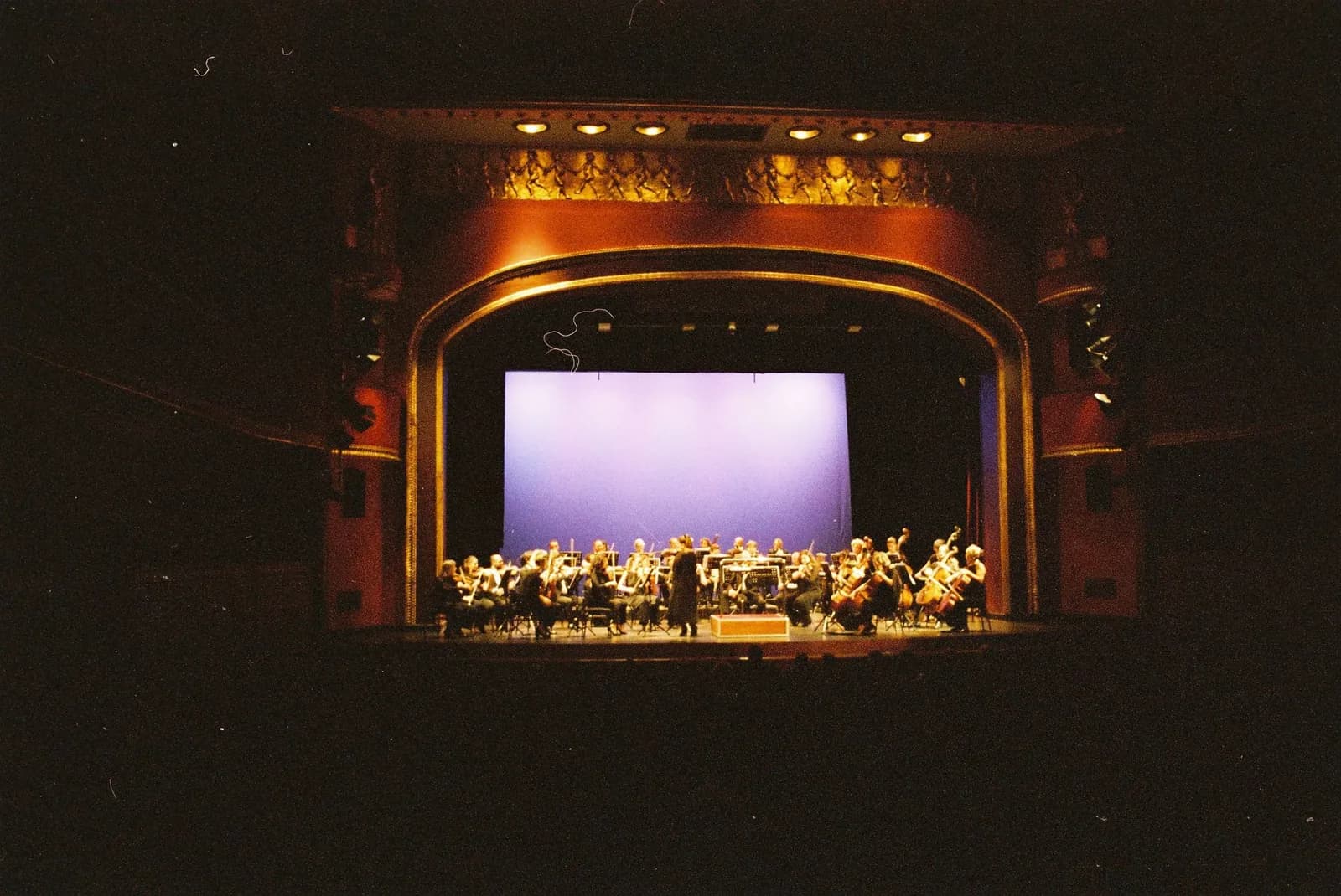 Un orchestre symphonique sur la scène d'une salle de concert