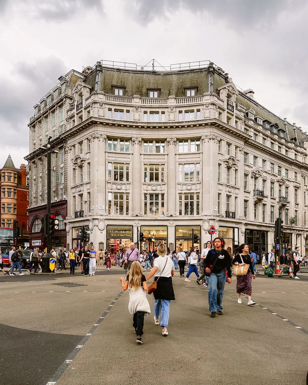 Passants et commerces ouverts à Oxford Circus, à Londres