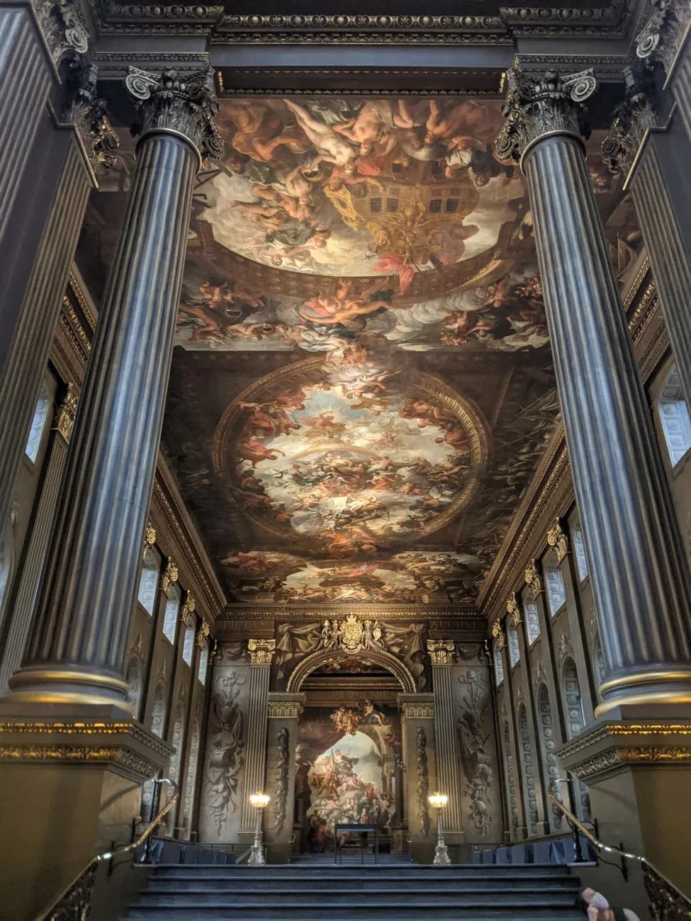 Le plafond peint et les colonnes du Painted Hall de l'Old Royal Naval College