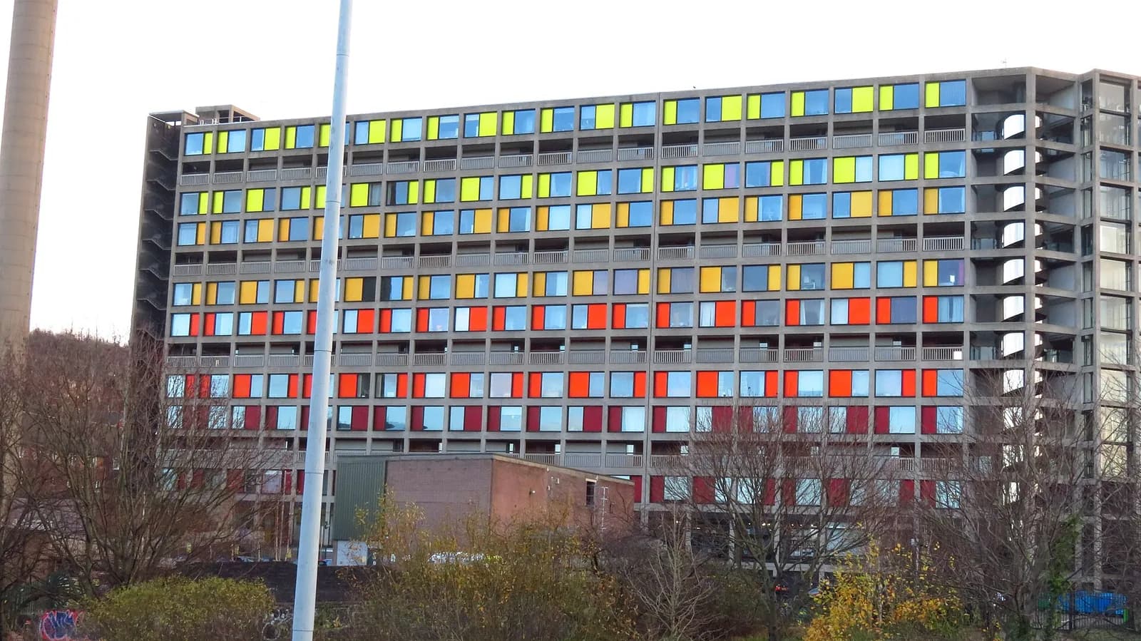Façade rénovée de Park Hill à Sheffield, barre de béton aux panneaux jaunes et rouges