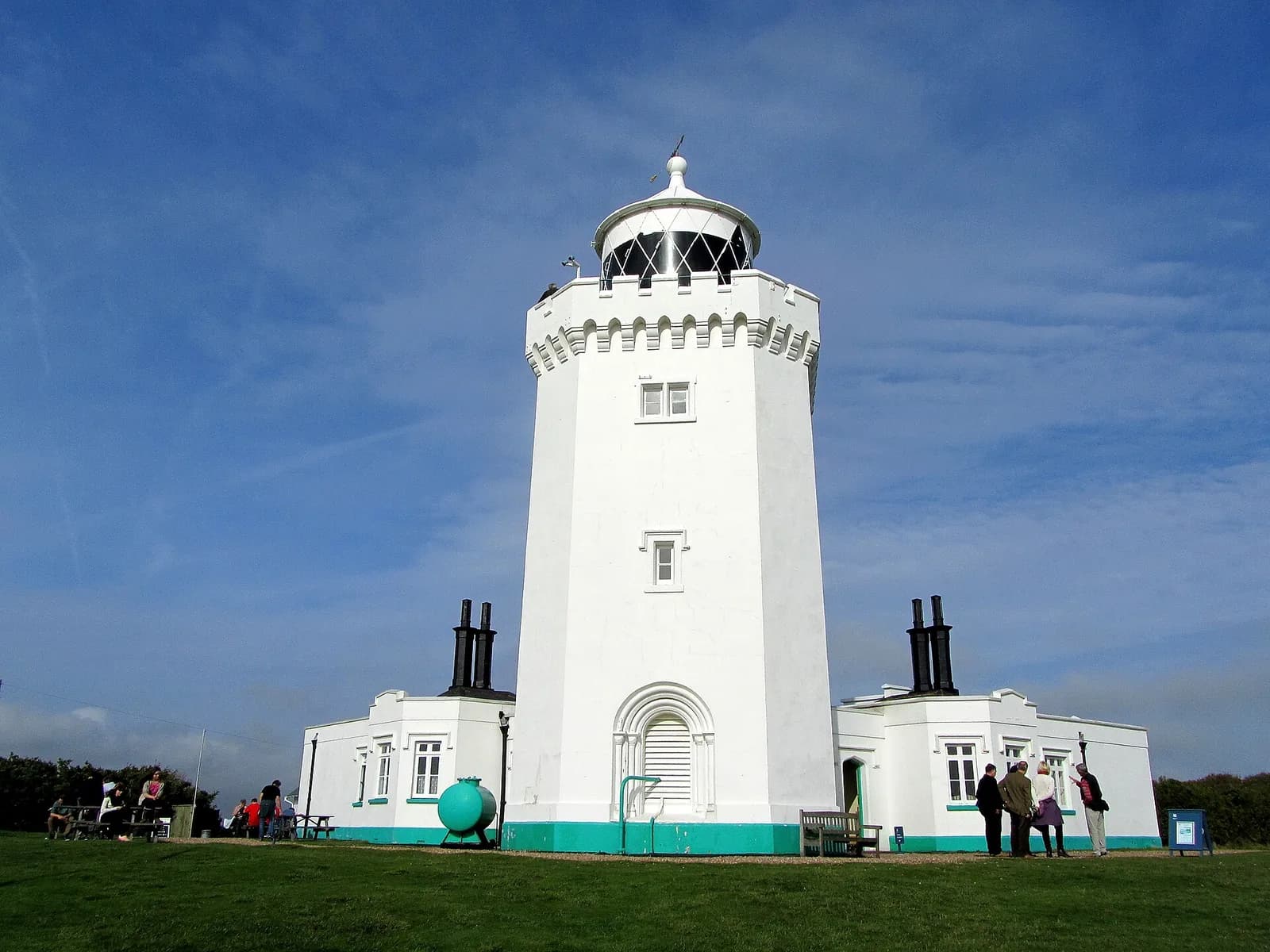 Le phare de South Foreland, tour blanche crénelée et maisons de gardiens, près de Douvres