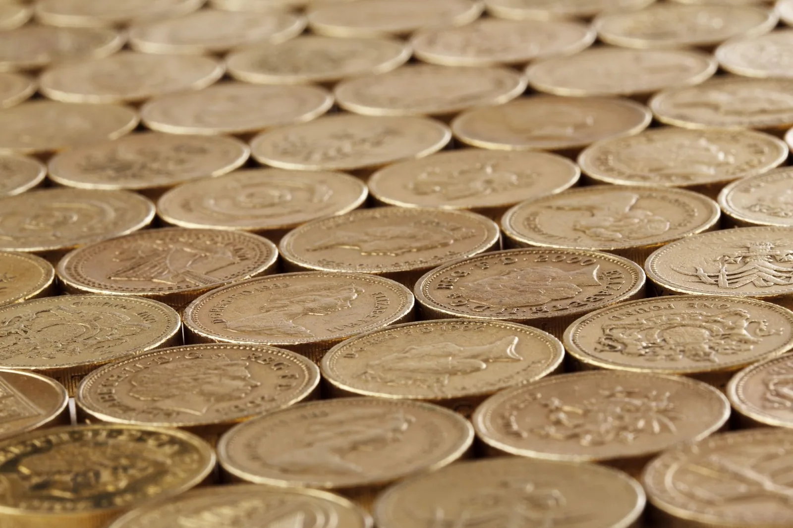 Pièces de une livre sterling alignées