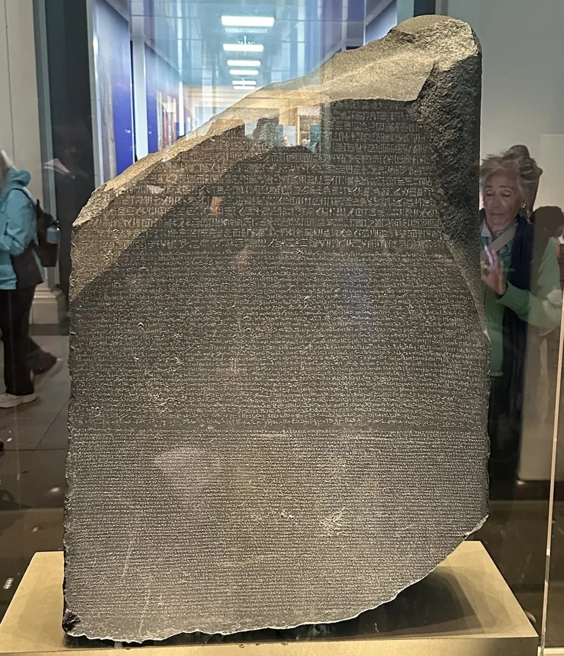 La pierre de Rosette, stèle gravée en trois écritures, dans sa vitrine du British Museum
