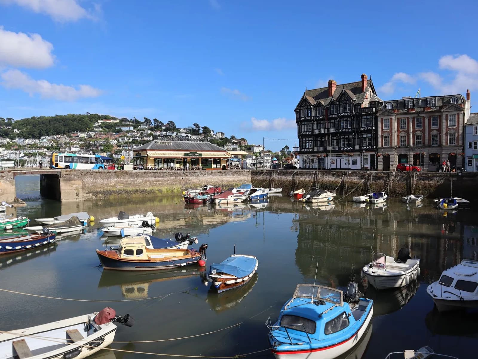 Bateaux amarrés dans le port de Dartmouth devant les maisons du quai, dans le sud du Devon