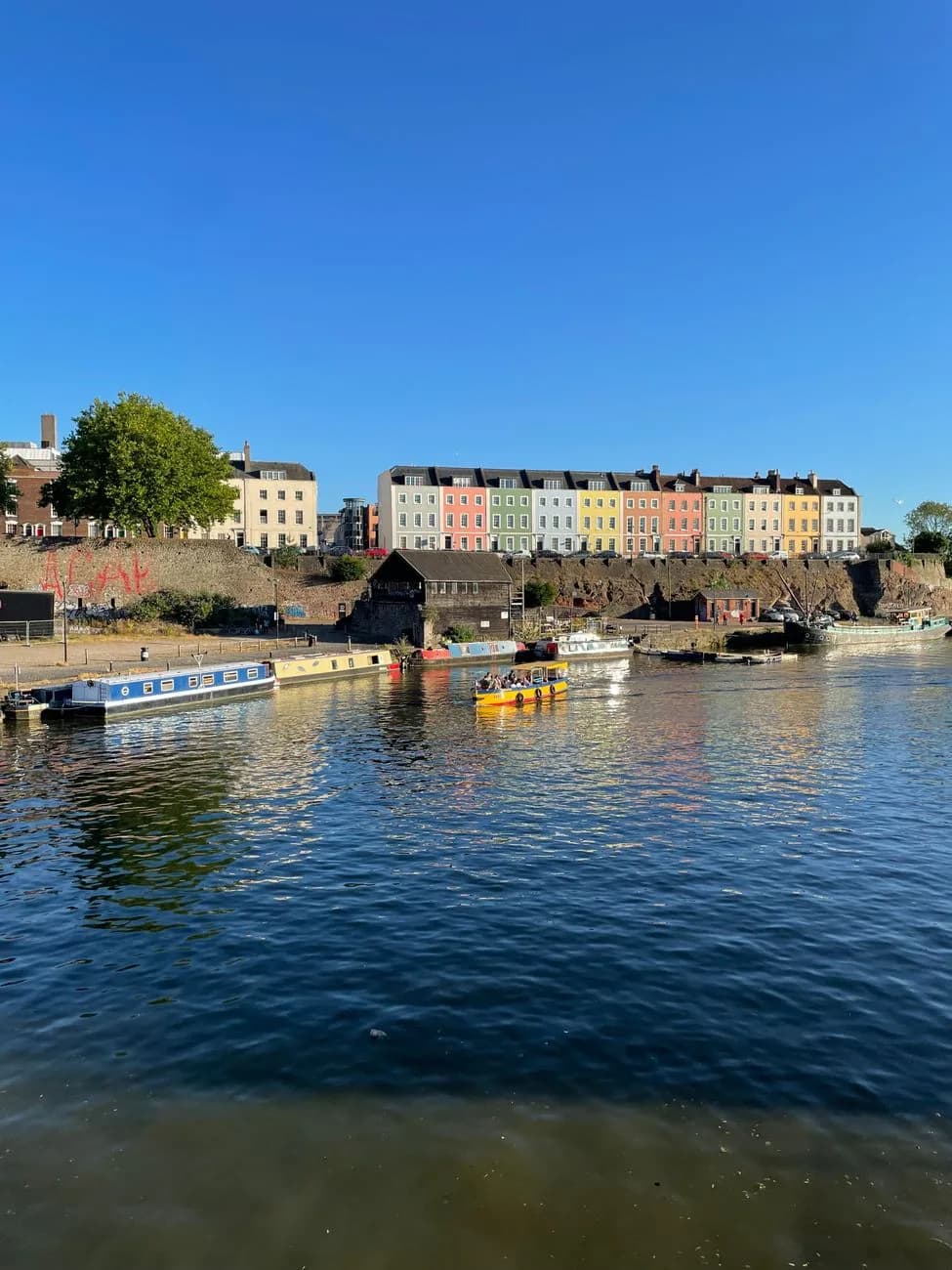 Maisons colorées surplombant le port flottant de Bristol