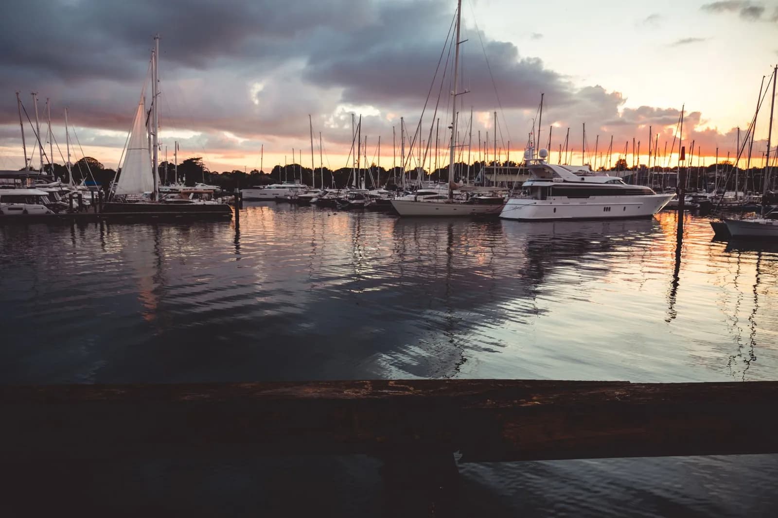 Voiliers amarrés dans un port de plaisance au coucher du soleil