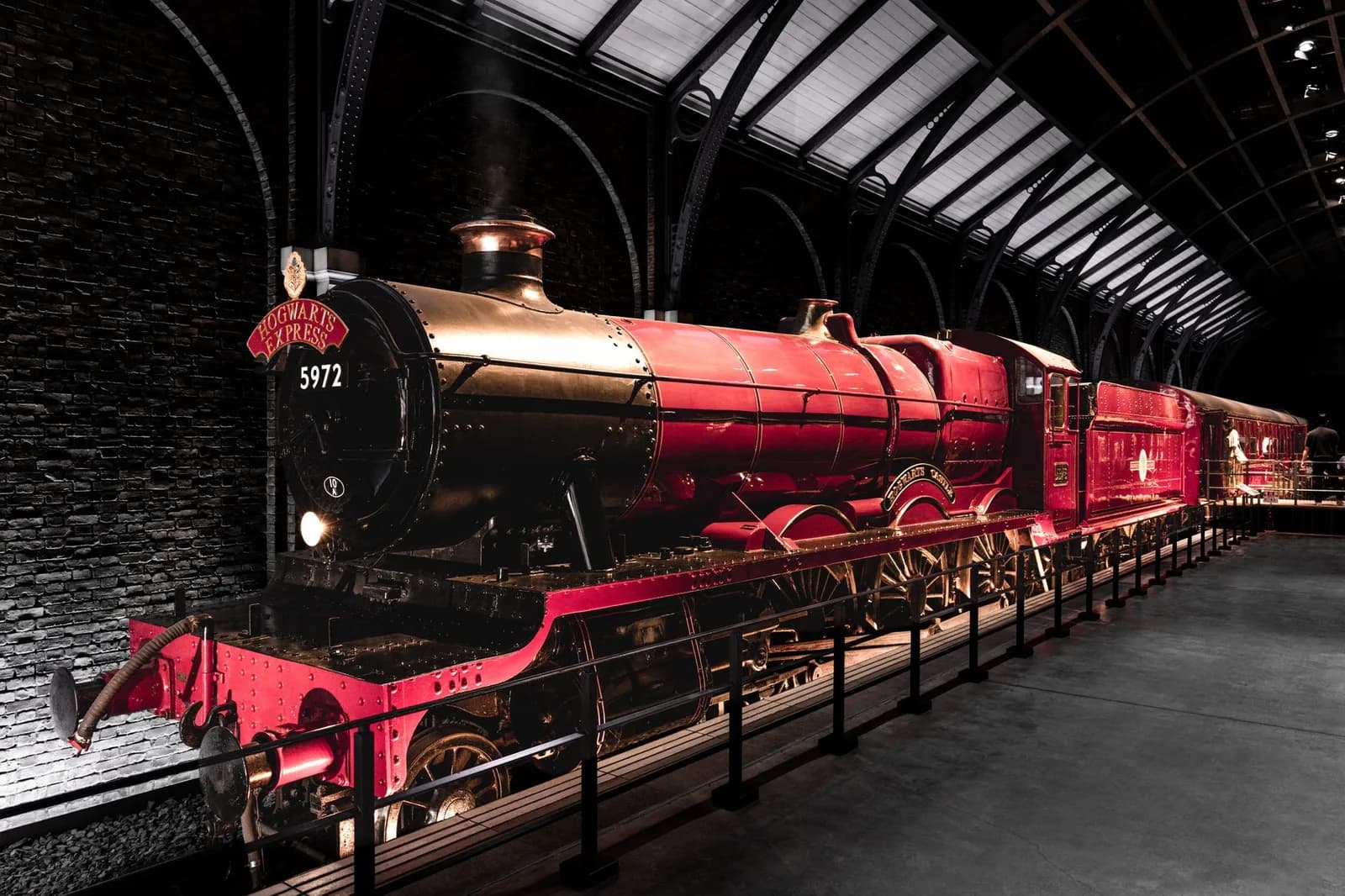 La locomotive du Poudlard Express exposée sur le décor de gare du Warner Bros. Studio Tour