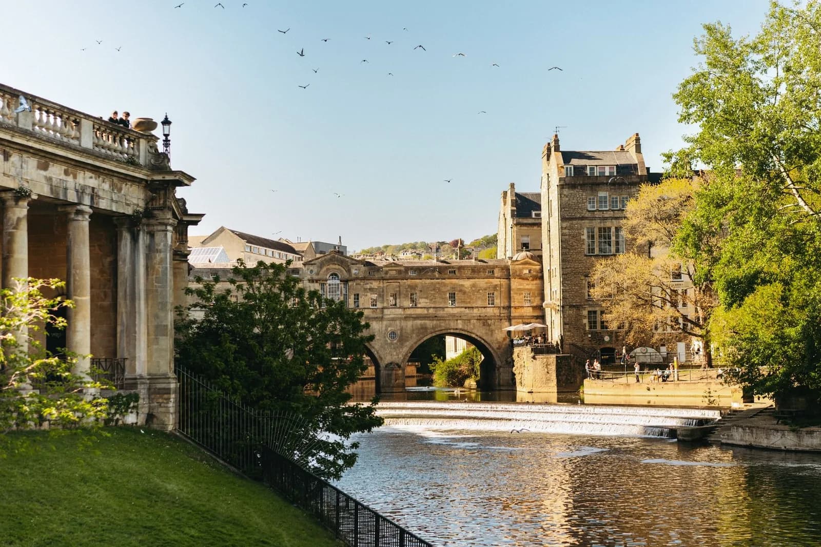 Pulteney Bridge et son déversoir sur l'Avon, à Bath, en fin de journée