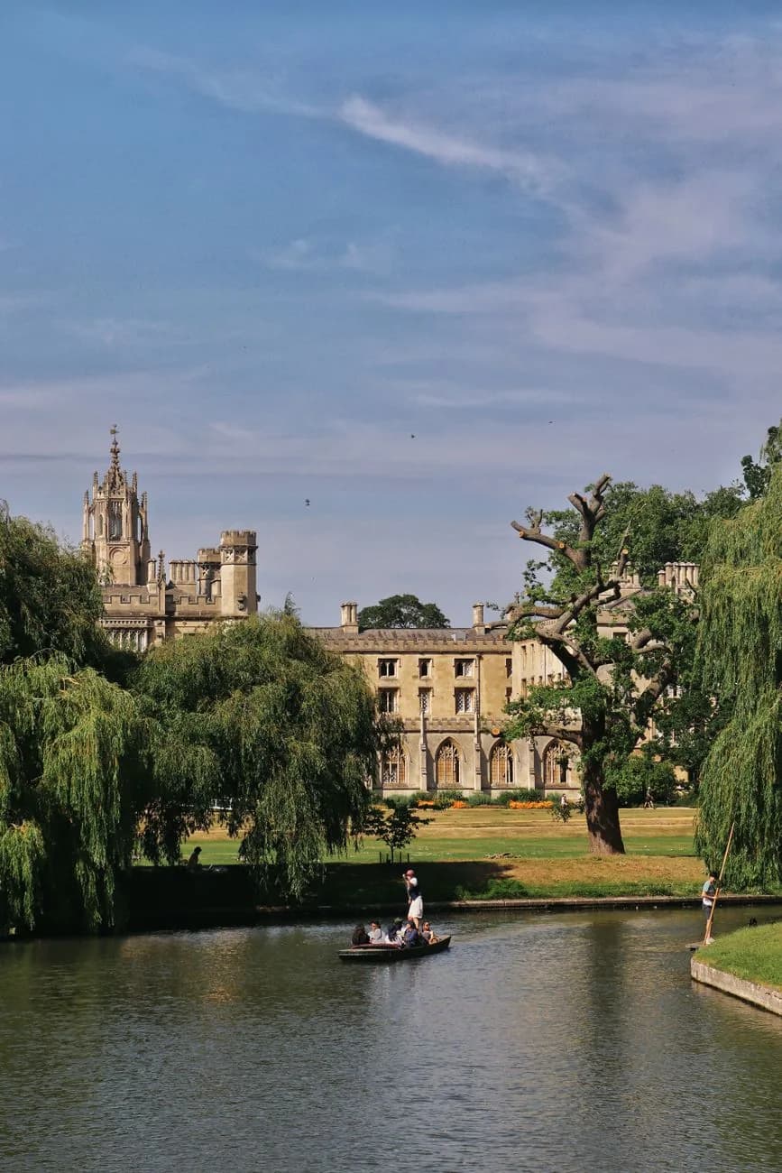 Barque de punting sur la Cam devant les tours de St John's College, à Cambridge