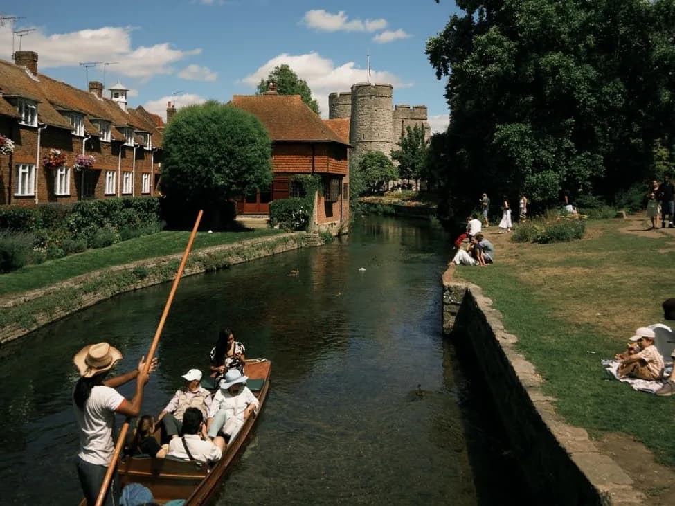 Une barque à fond plat sur la Stour, avec les tours de la Westgate au fond