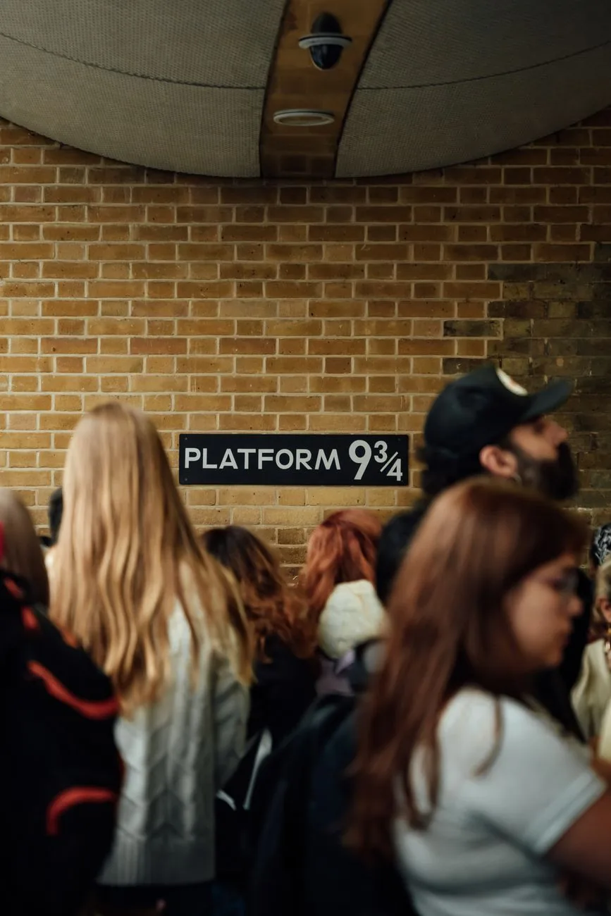 Le panneau du quai 9¾ et le chariot encastré dans le mur, à la gare de King's Cross