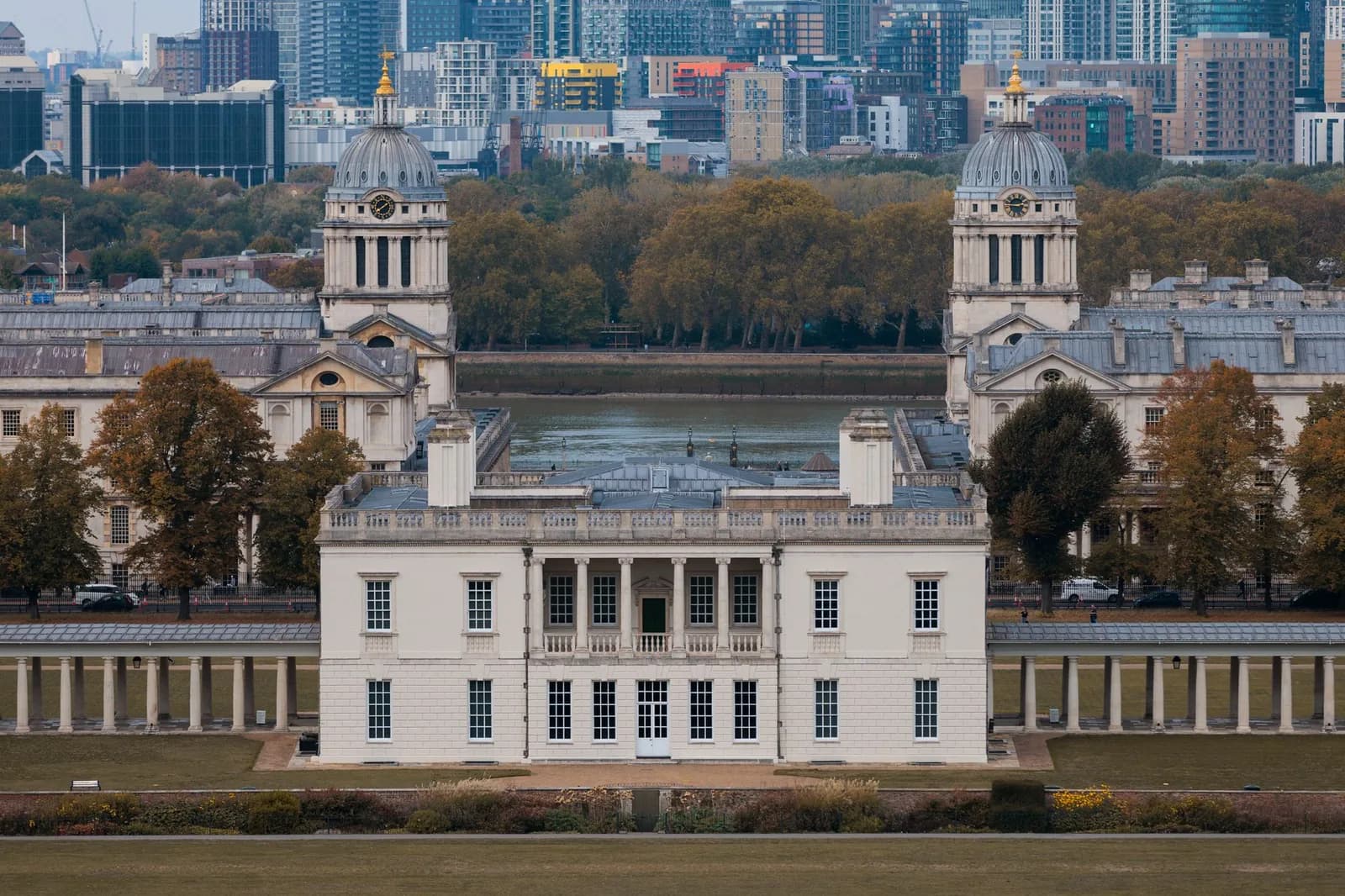 La façade blanche palladienne de la Queen's House, avec les dômes de l'ancien collège naval derrière