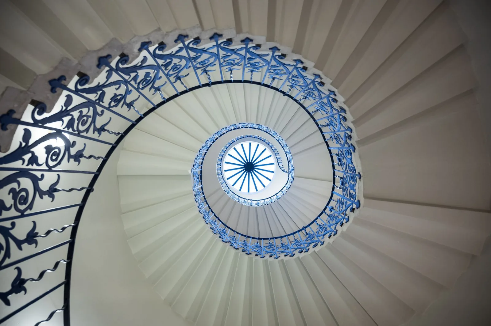 Les Tulip Stairs de la Queen's House vus d'en bas, rampe en fer forgé bleu